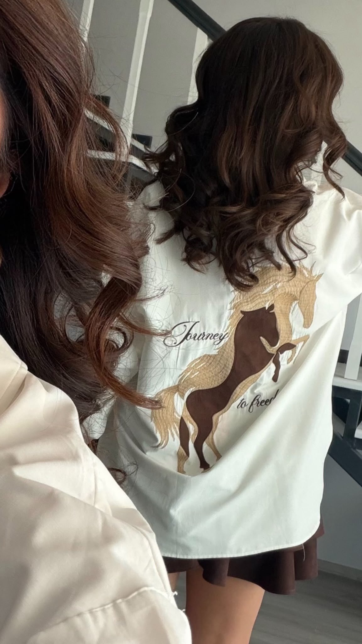 Beyaz Sırtı Nakışlı Oversize Tasarım Poplin Gömlek