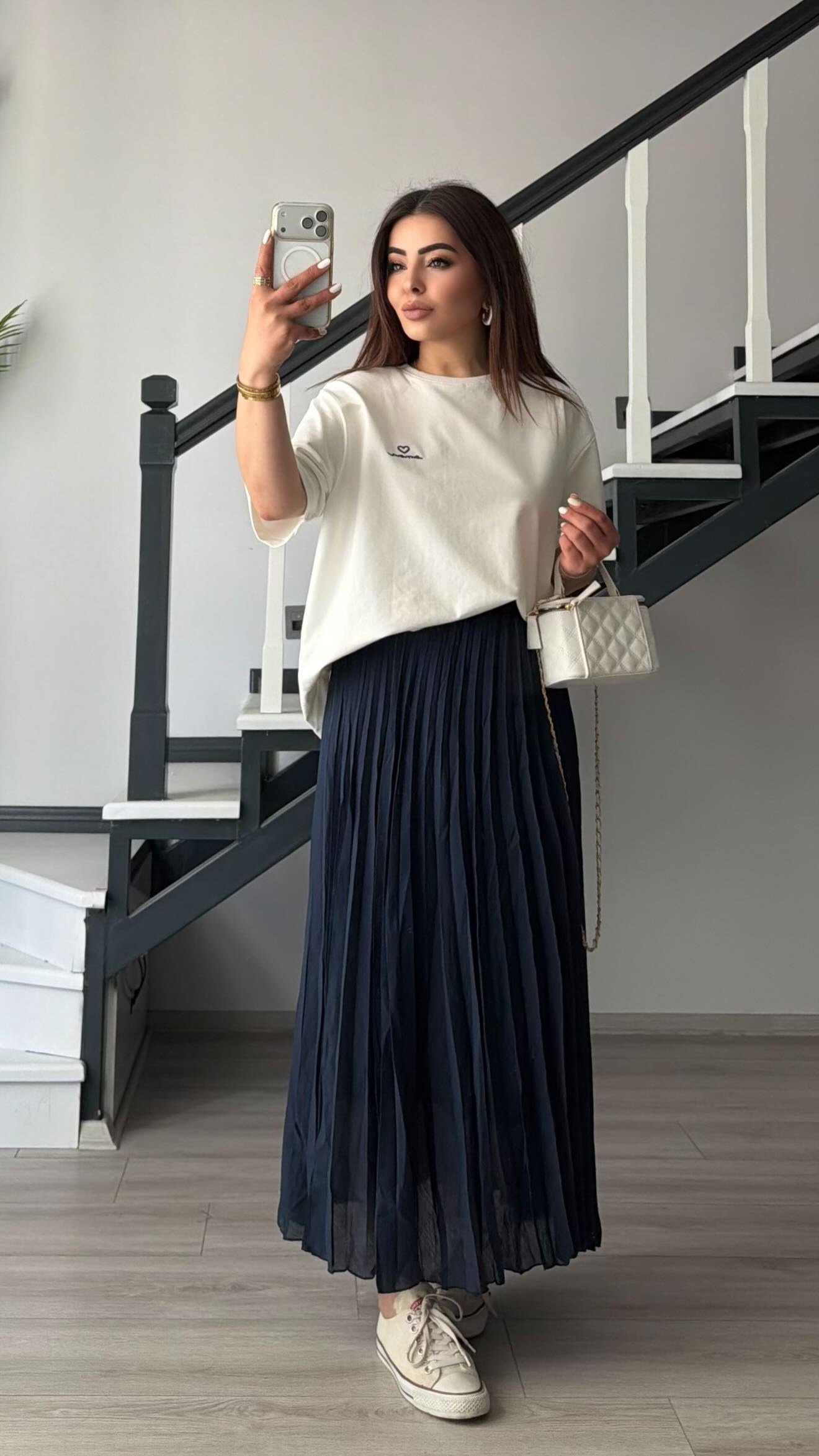 Beyaz Vatkalı Tshirt-Lacivert Piliseli Etek Takım