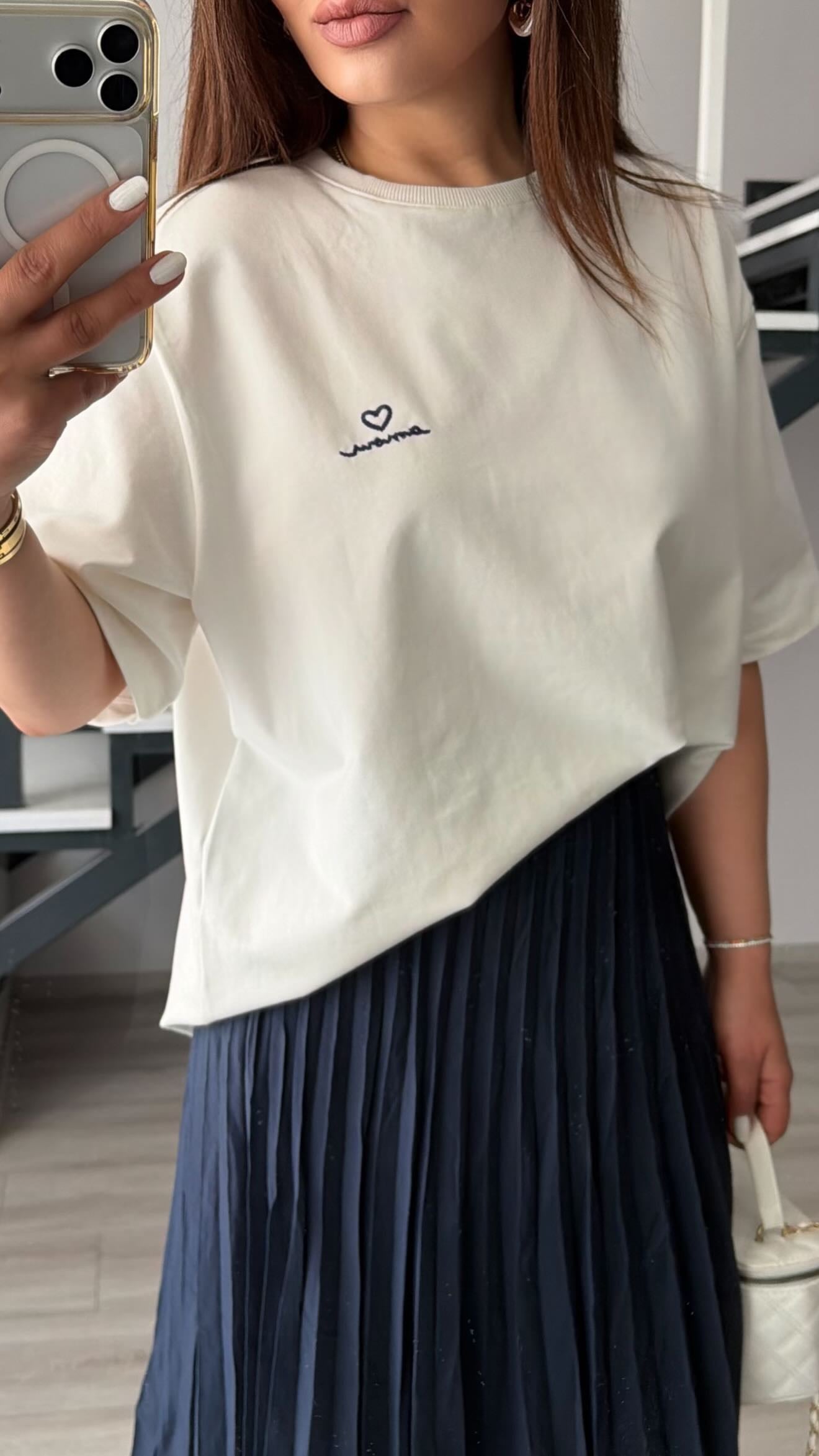 Beyaz Vatkalı Tshirt-Lacivert Piliseli Etek Takım