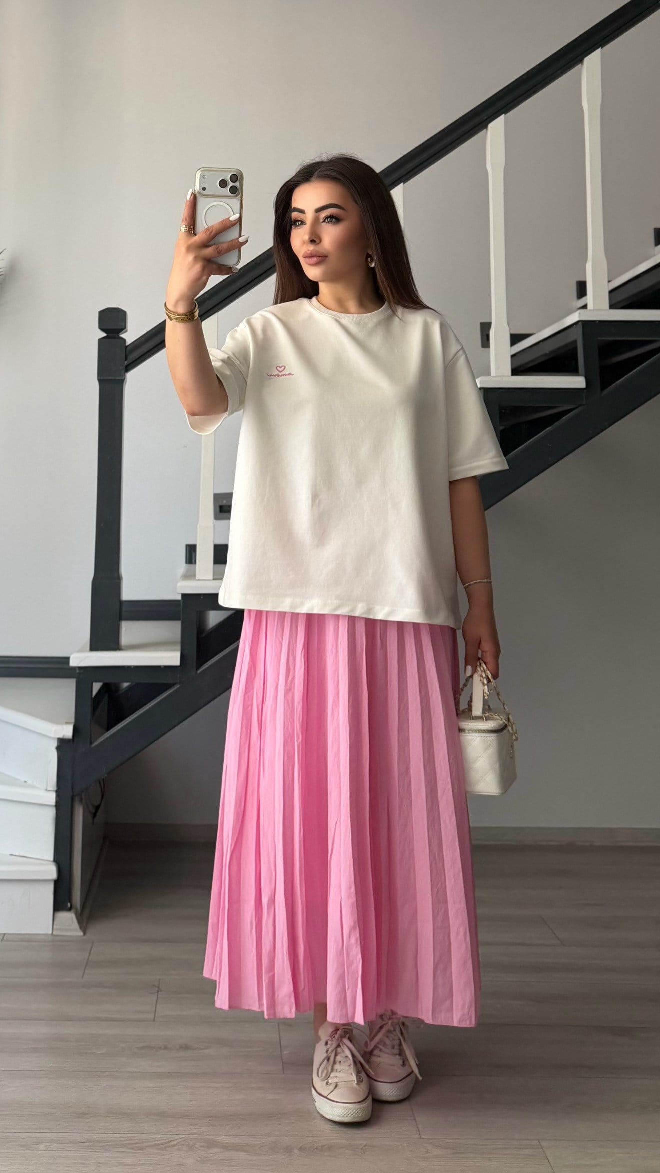 Beyaz Vatkalı Tshirt-Pembe Piliseli Etek Takım