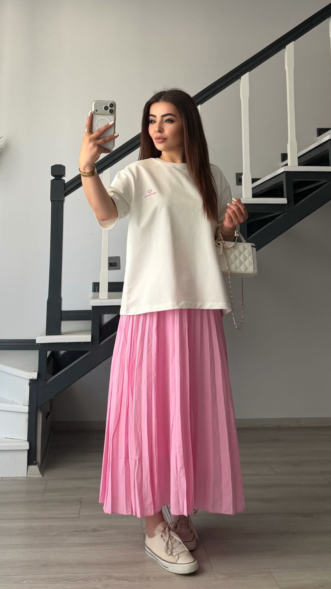 Beyaz Vatkalı Tshirt-Pembe Piliseli Etek Takım