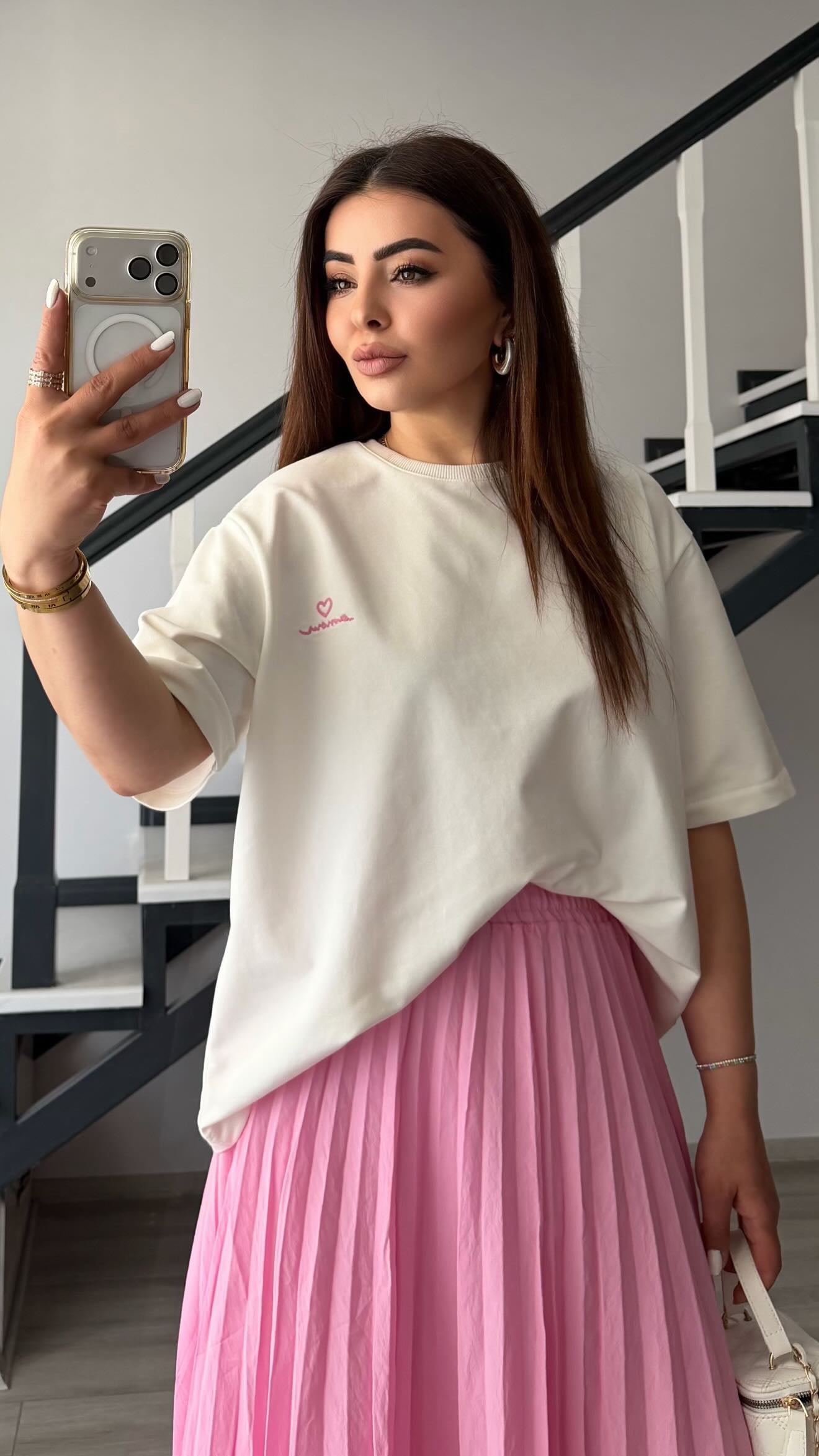 Beyaz Vatkalı Tshirt-Pembe Piliseli Etek Takım