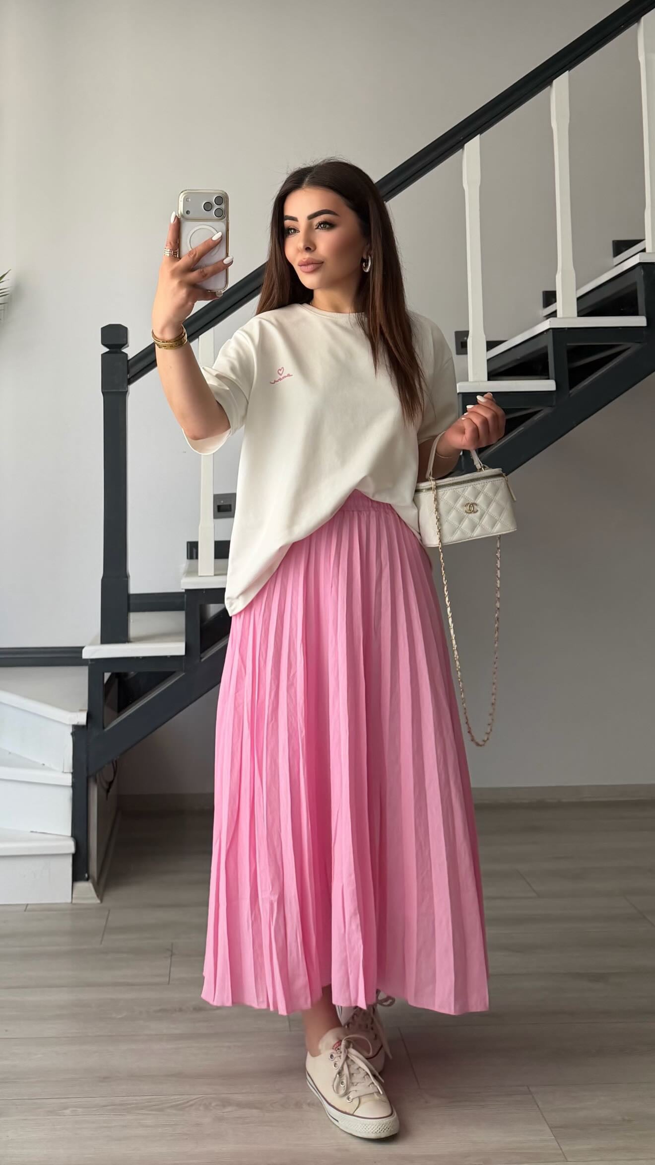 Beyaz Vatkalı Tshirt-Pembe Piliseli Etek Takım