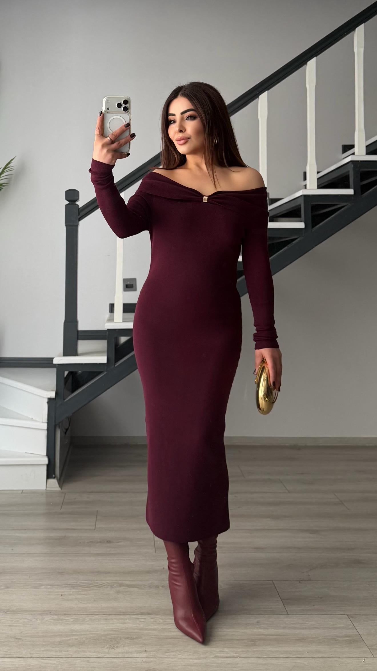Bordo Omzu Açık Aksesuar Detaylı Triko Elbise