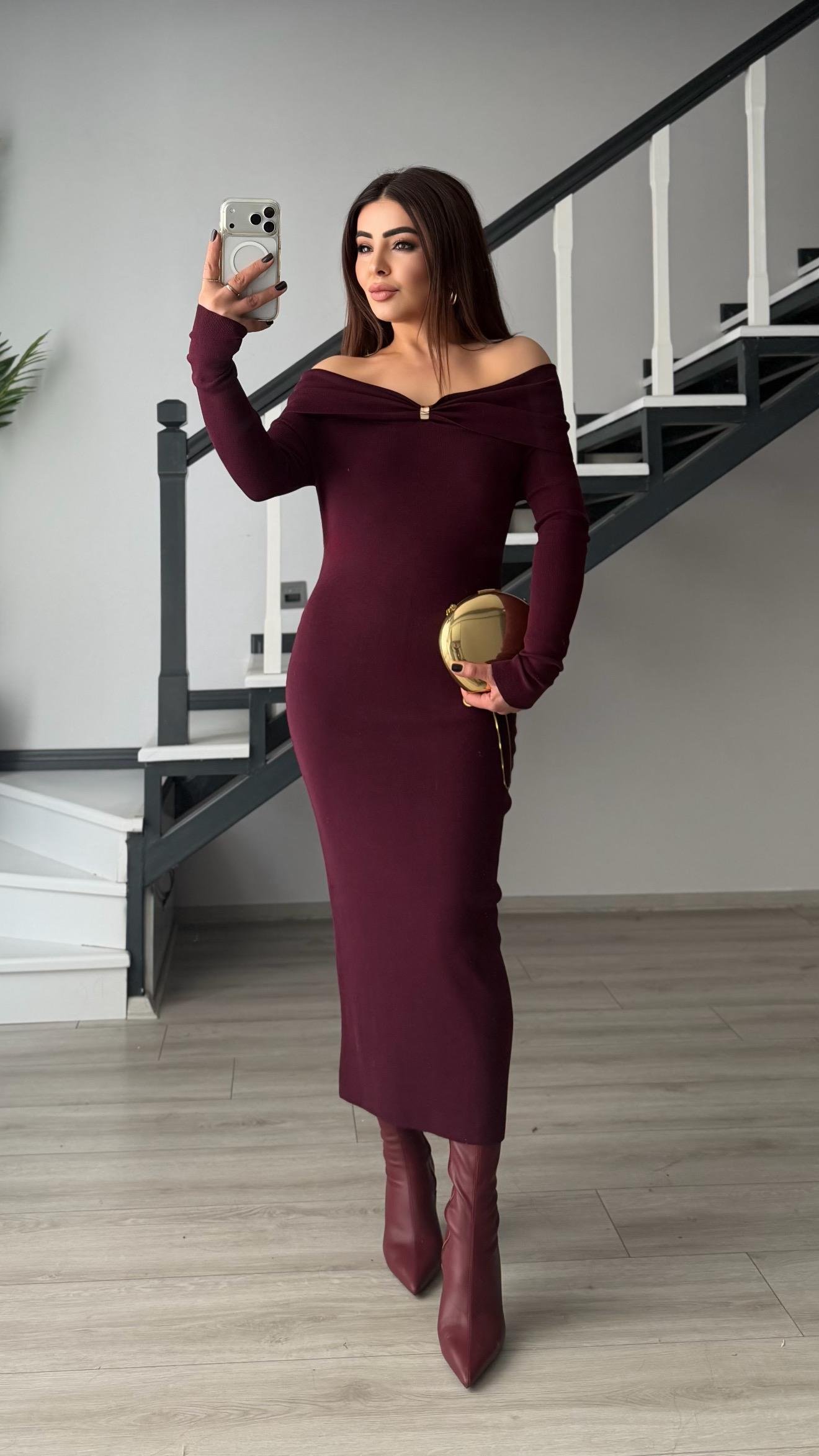 Bordo Omzu Açık Aksesuar Detaylı Triko Elbise