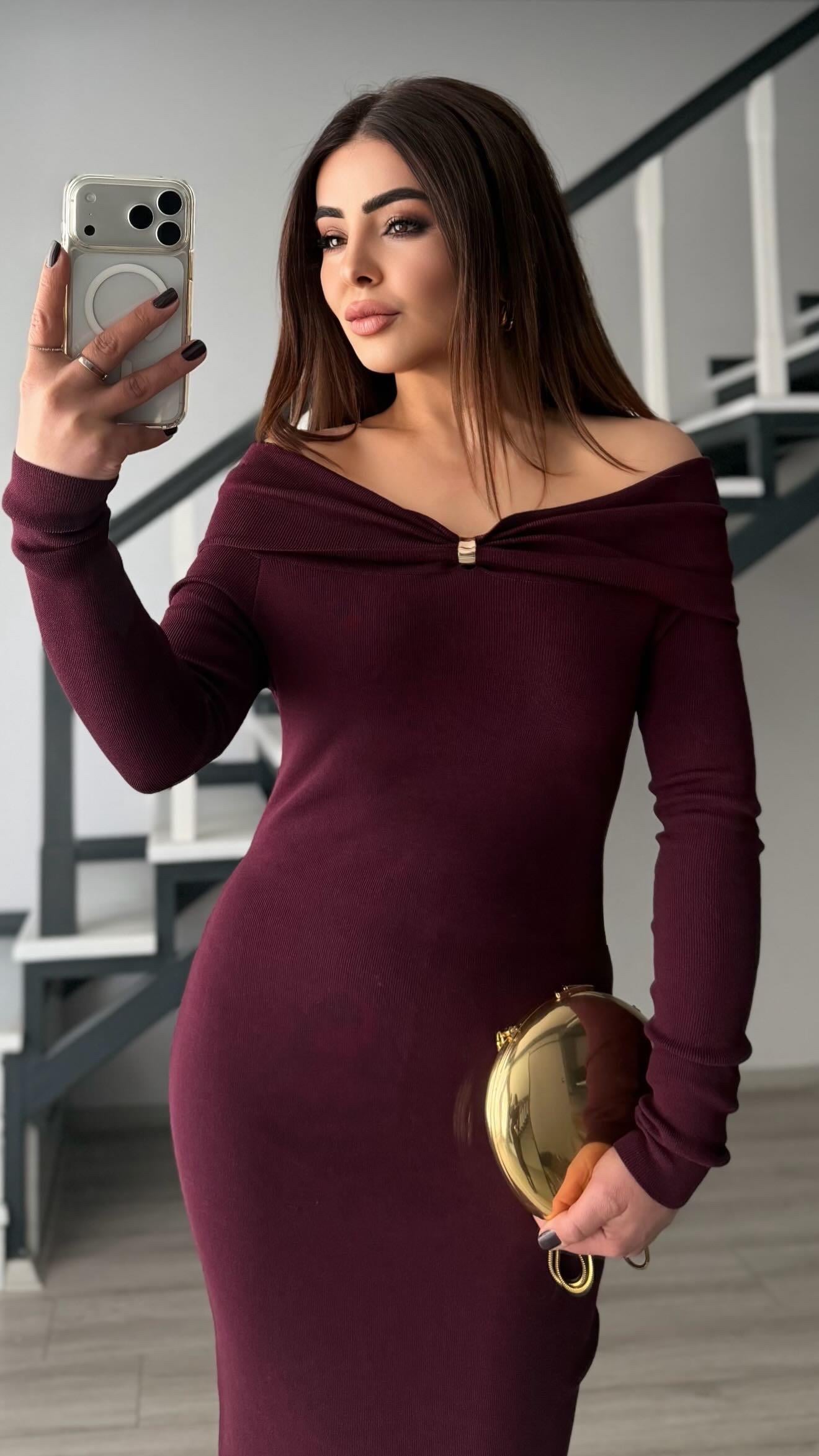Bordo Omzu Açık Aksesuar Detaylı Triko Elbise