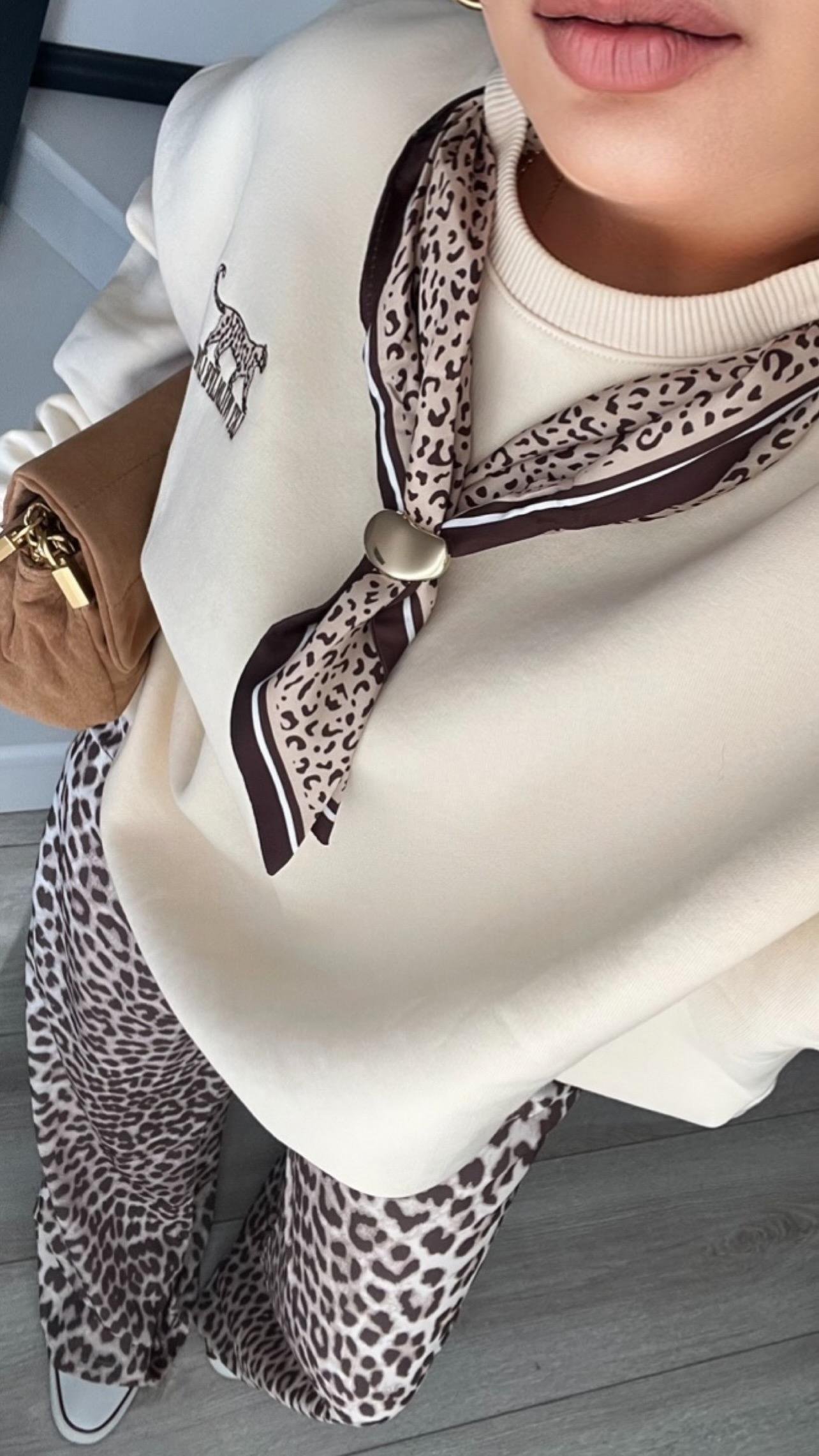 Gold Aksesuarlı Leopar Desen Fular Detaylı Sweatshirt