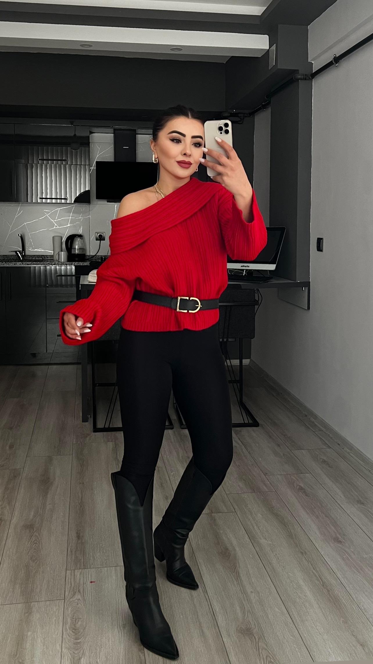 Kırmızı Degaje Yaka Kazak 