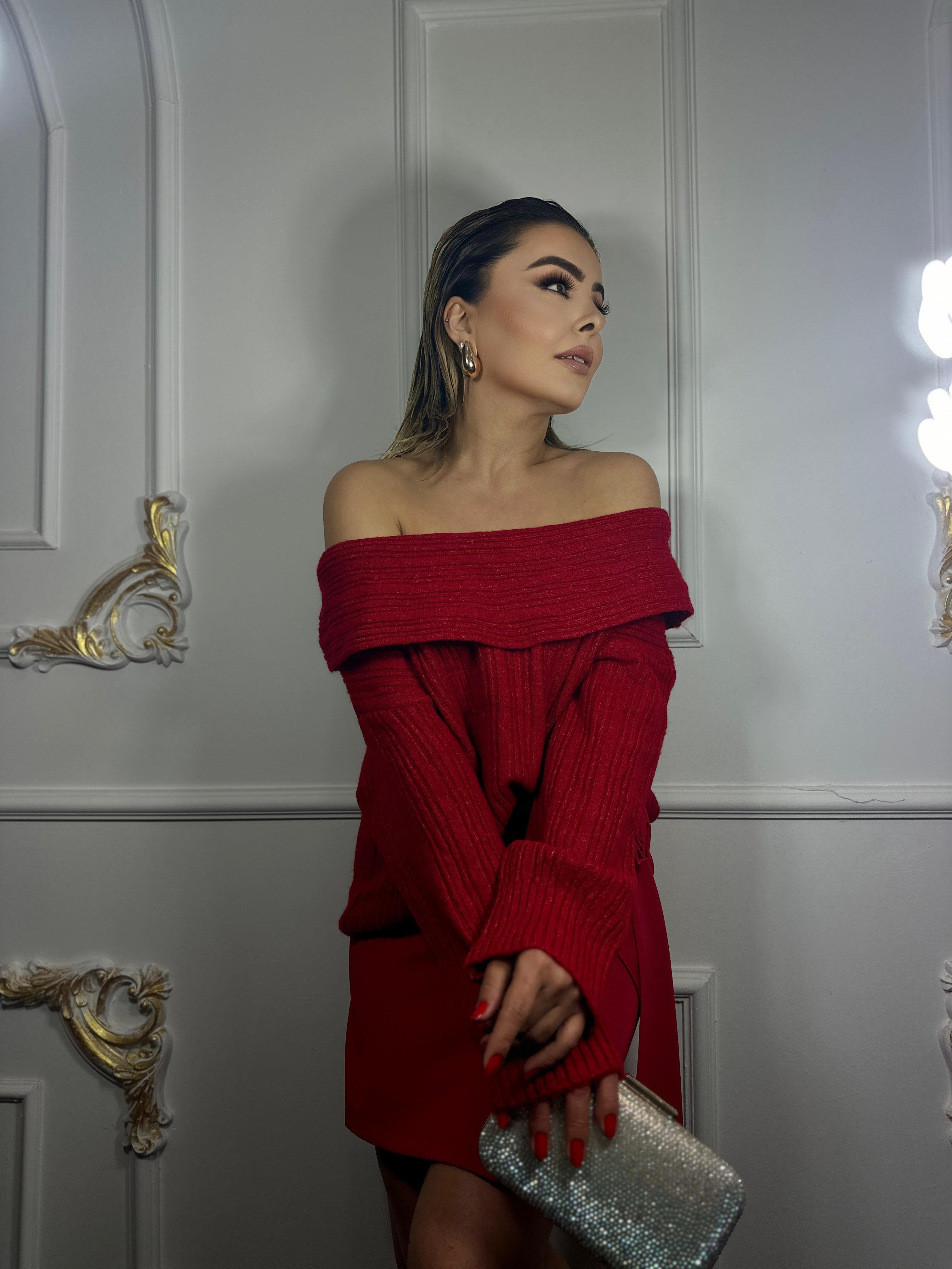 Kırmızı Madonna Yaka Kazak