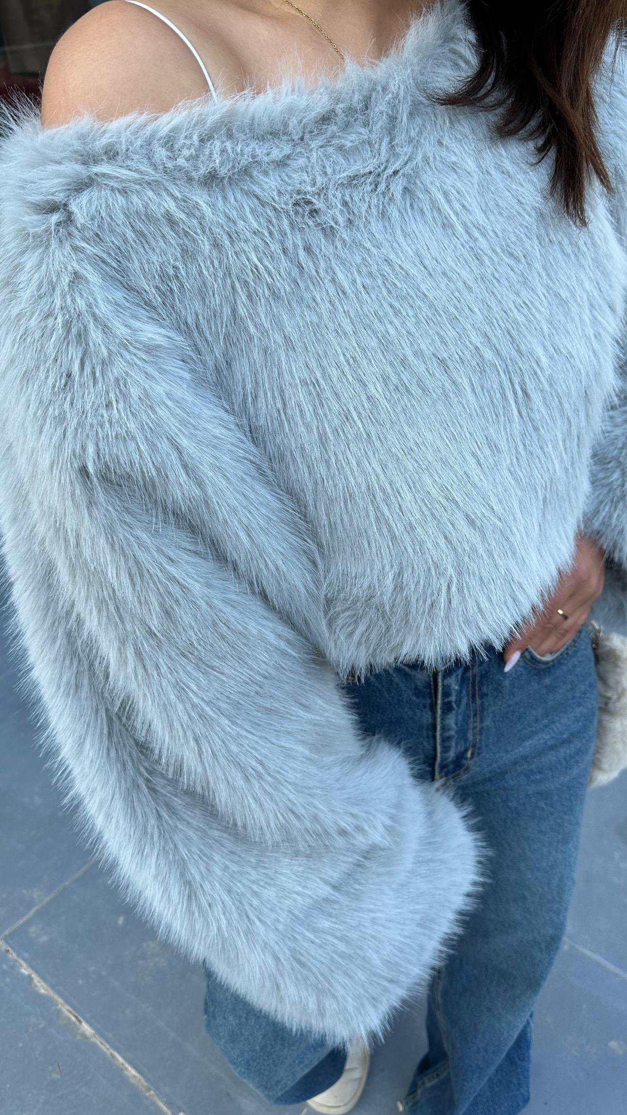 Marka Model Gri Crop Kürk 
