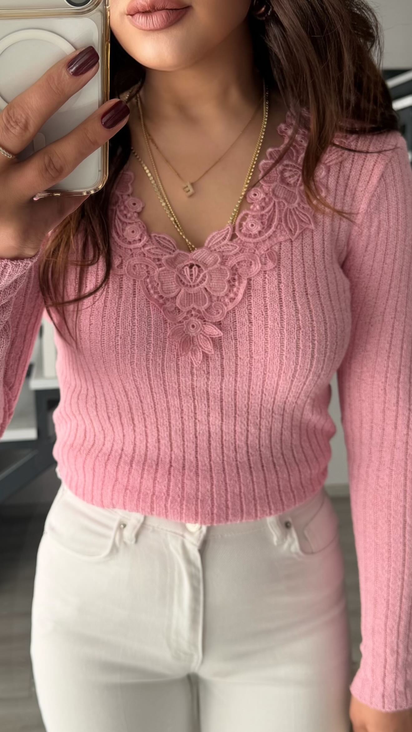 Pembe Yakadan Dantelli İnce Triko Bluz