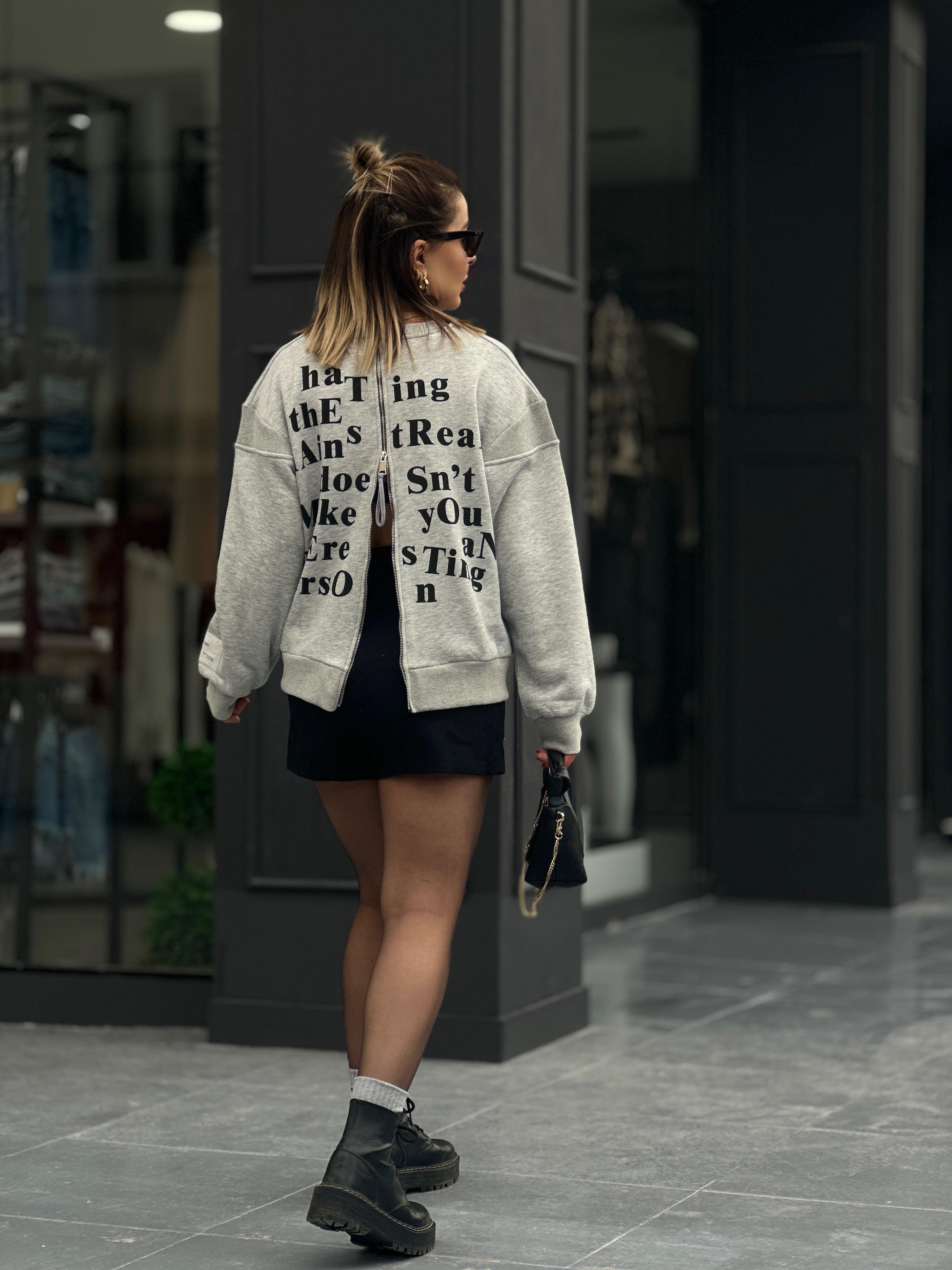 Sırtı Fermuarlı Yazılı Sweatshirt