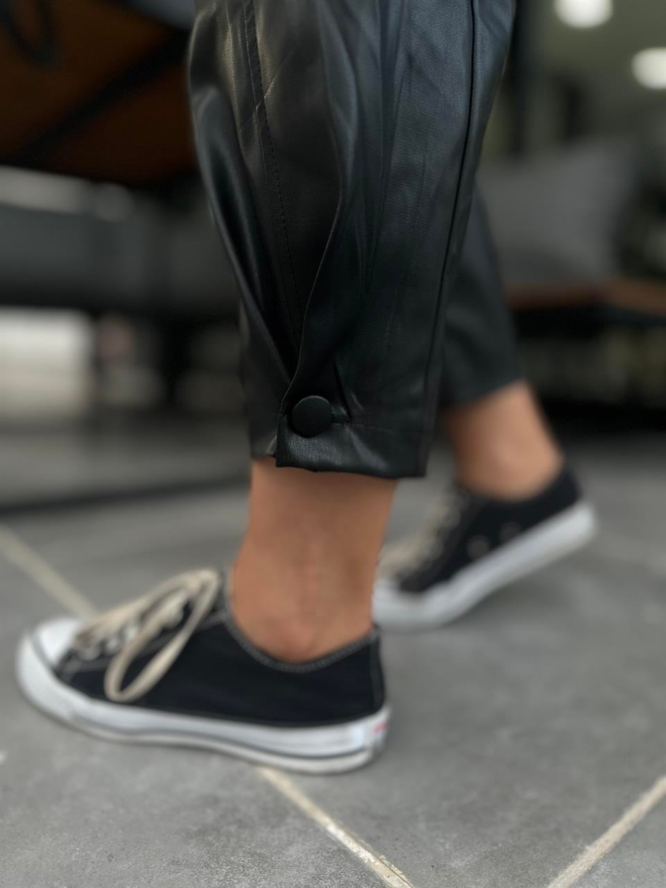 Siyah Deri Paça Düğmeli Slouchy Pantolon