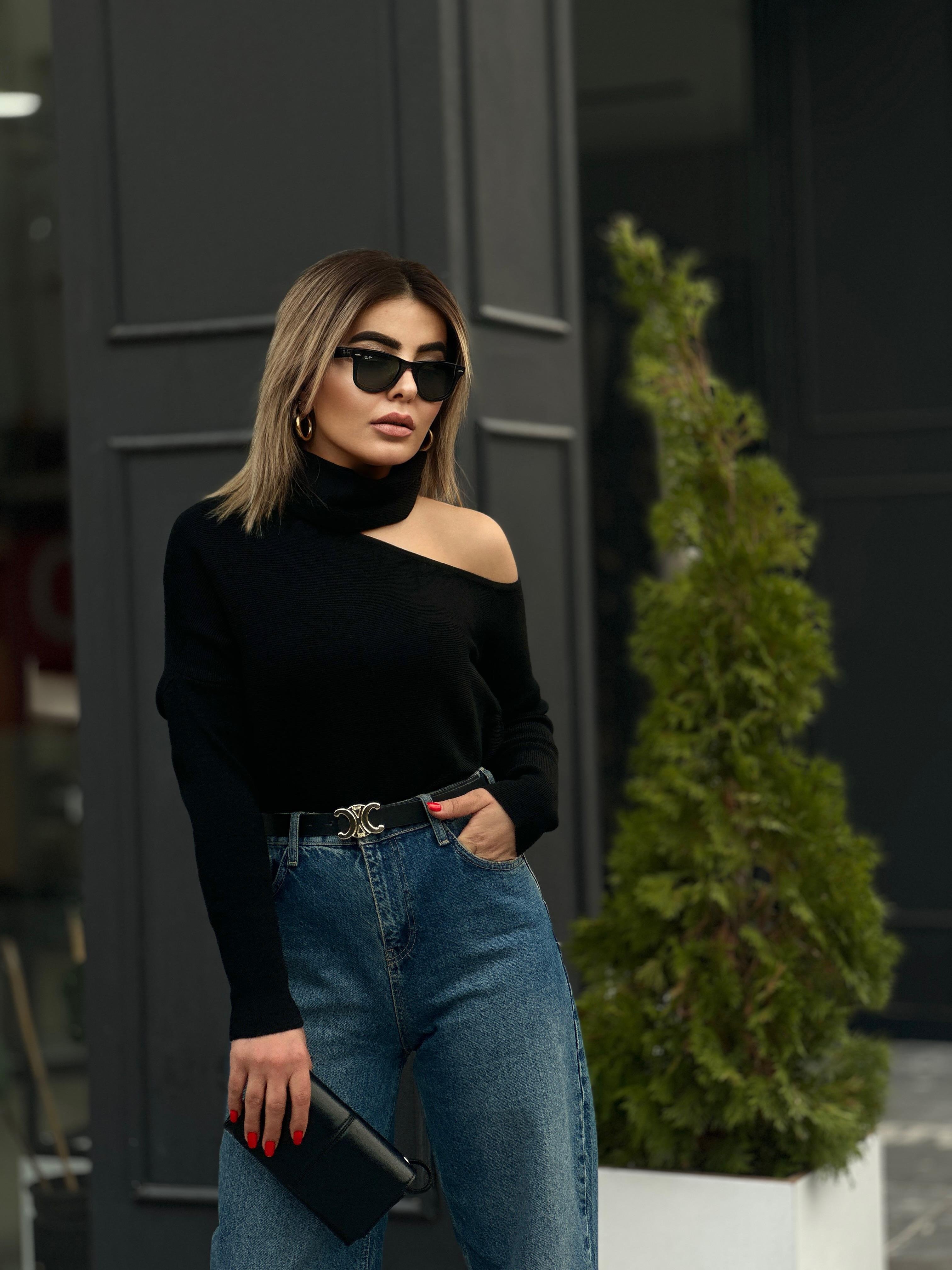 Siyah Düşük Omuz Çıkarılabilir Boyunluklu Triko 