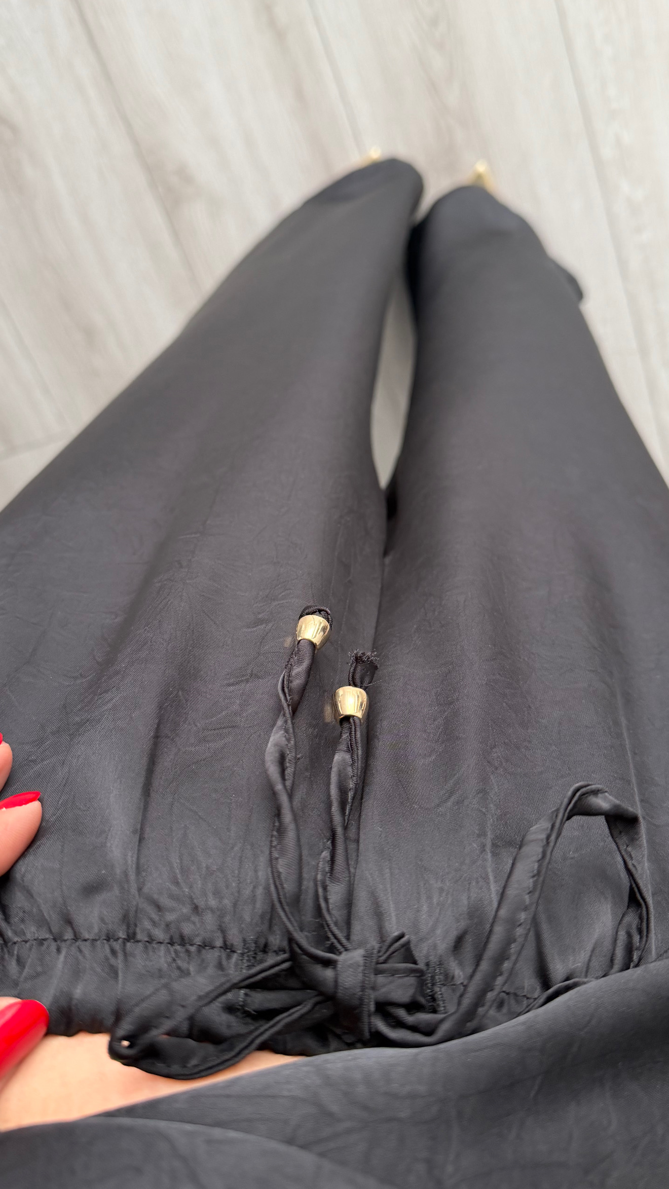 Siyah Gold Toka Detaylı Saten Bluz-Pantolon Takım
