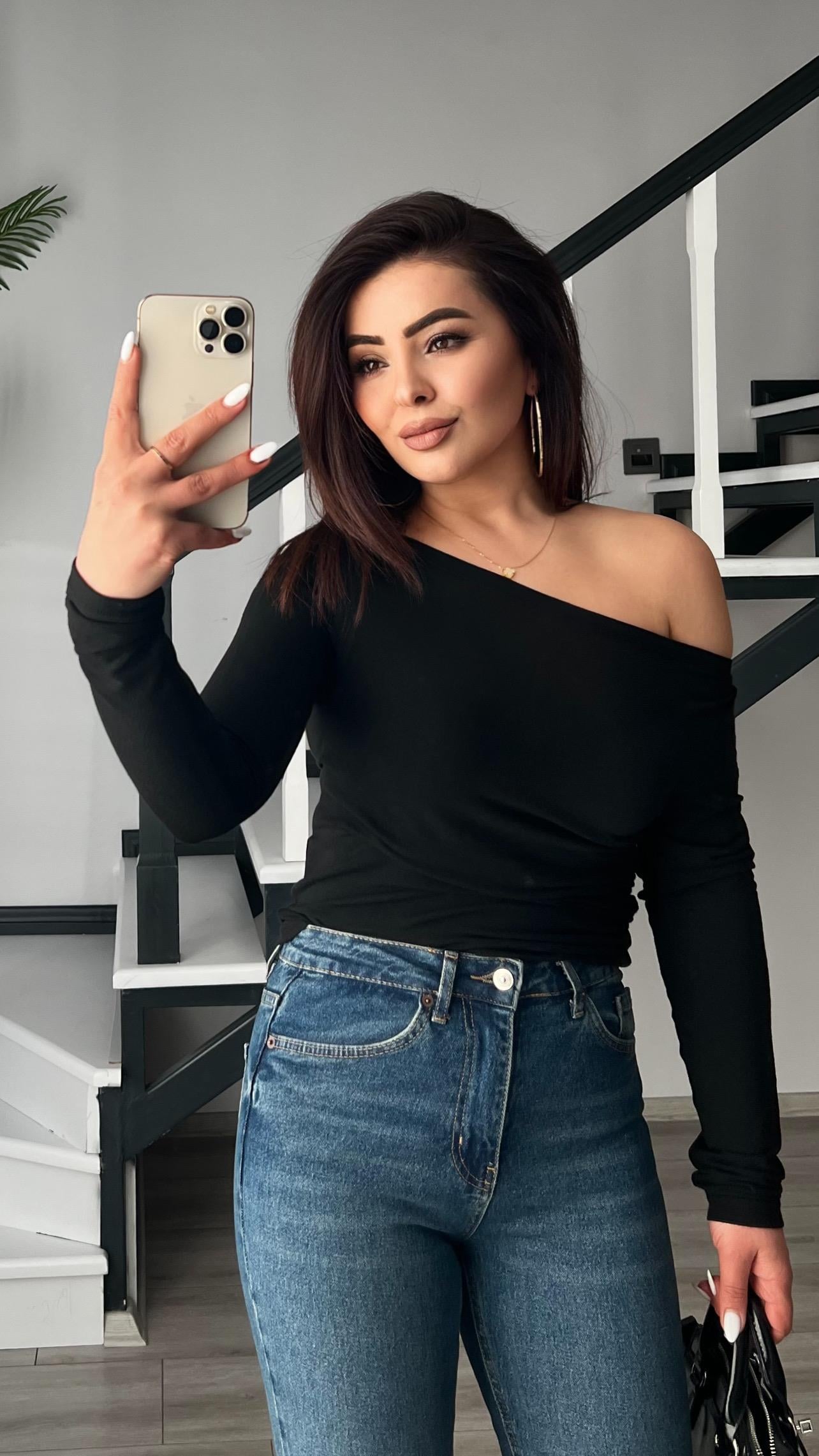 Siyah Omuz Detaylı Bluz 