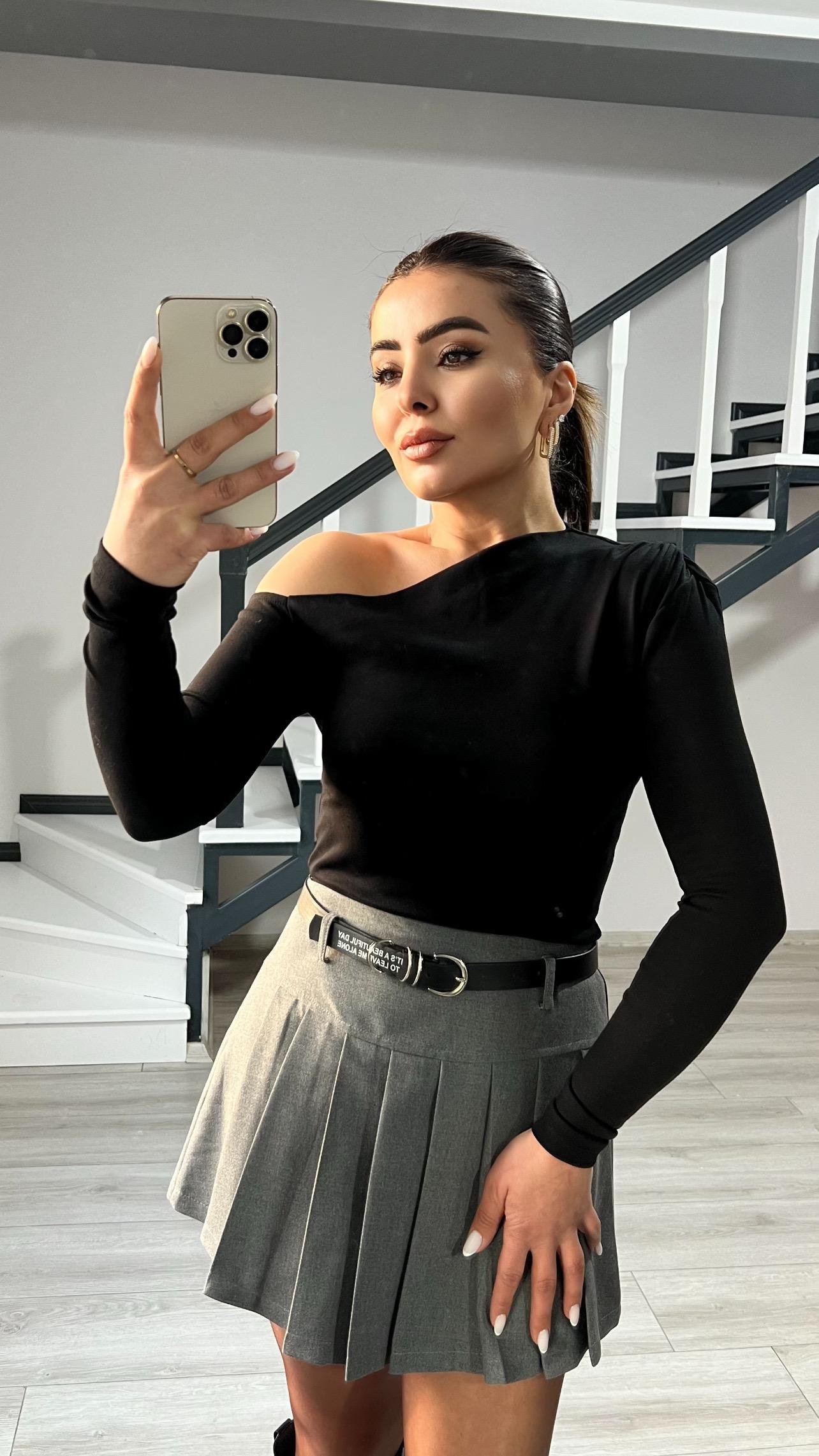 Siyah Omuz Detaylı Bluz