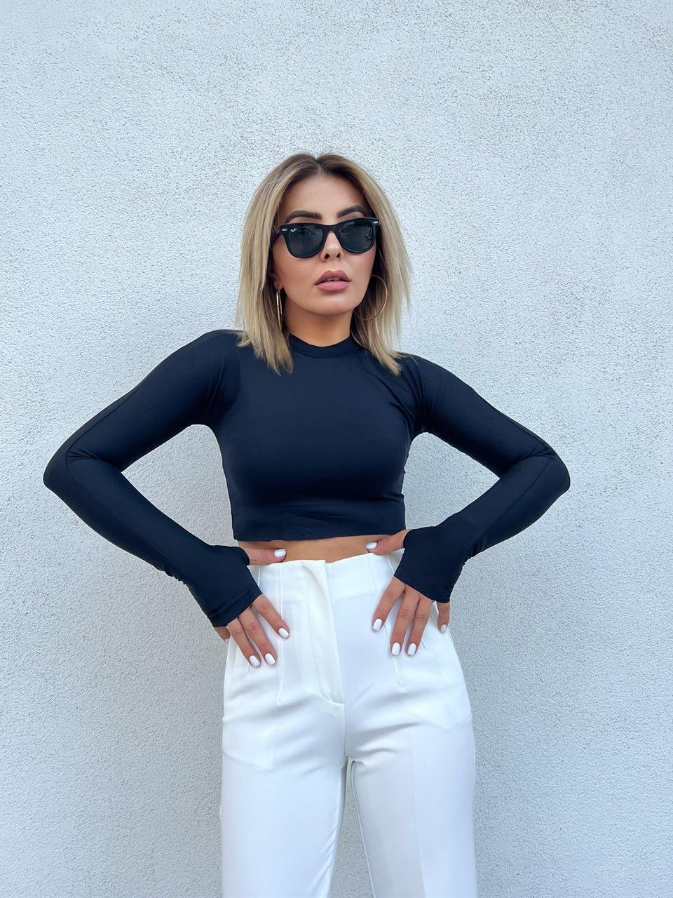 Siyah Parmak Geçmeli Crop Bluz