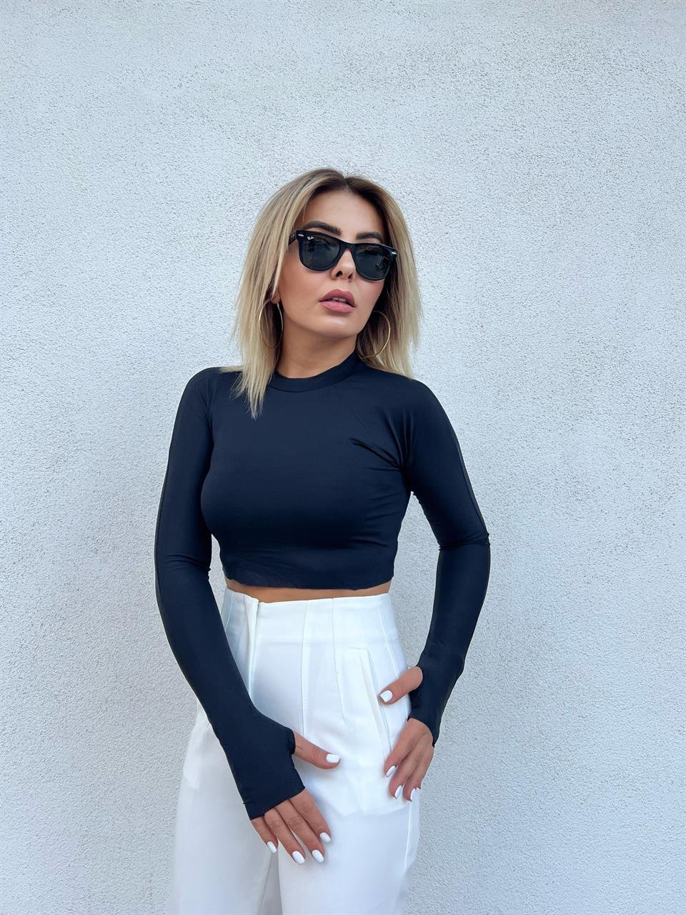 Siyah Parmak Geçmeli Crop Bluz