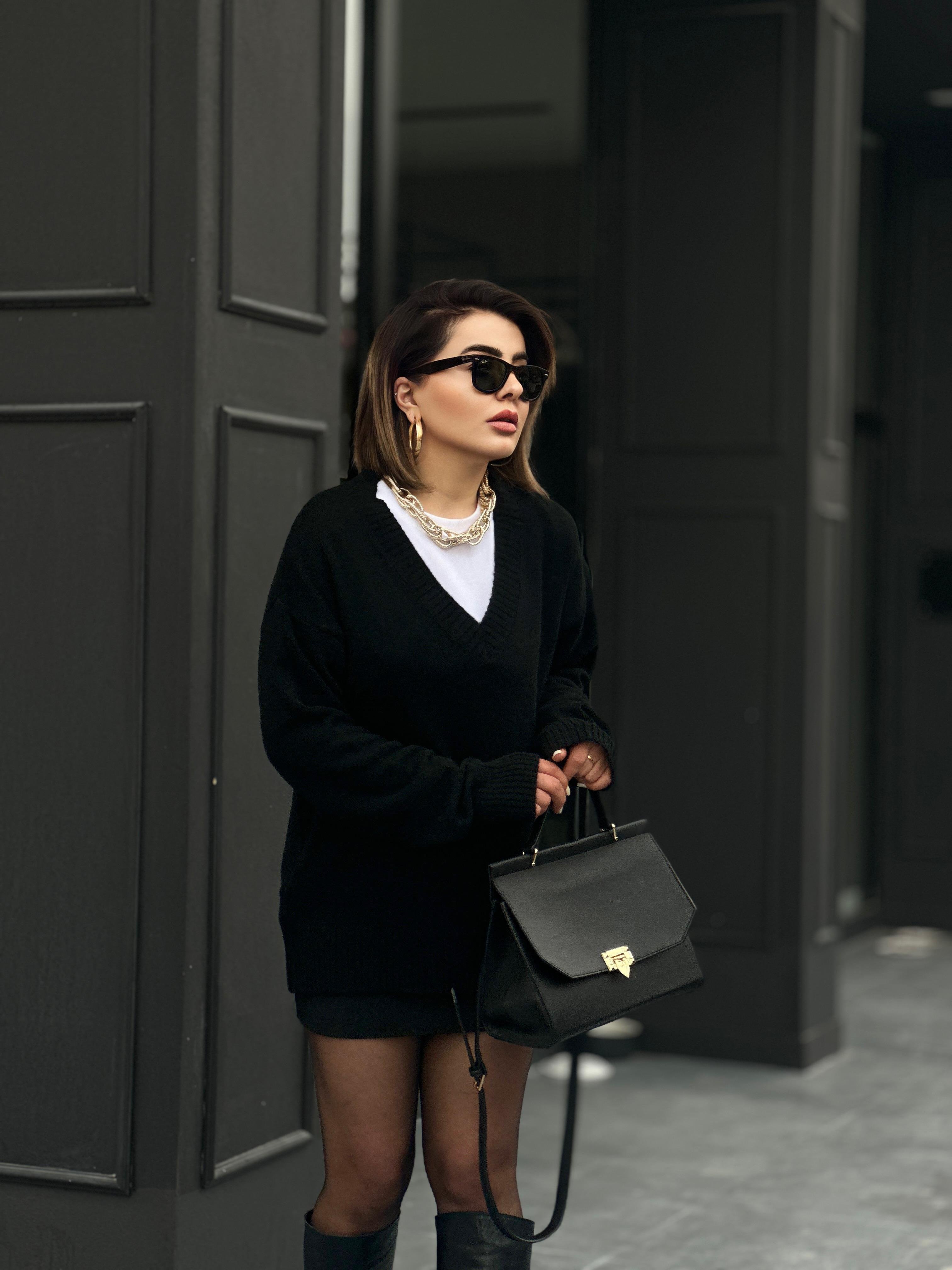 Siyah V Yaka Salaş Basic Triko Kazak 