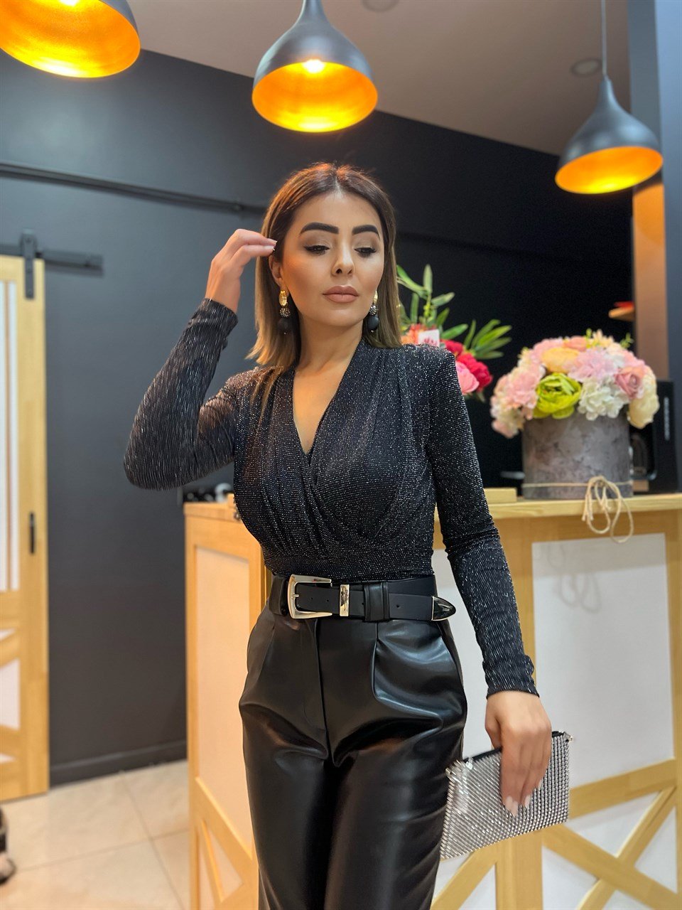 Siyah V Yaka Vatkalı Simli Bluz