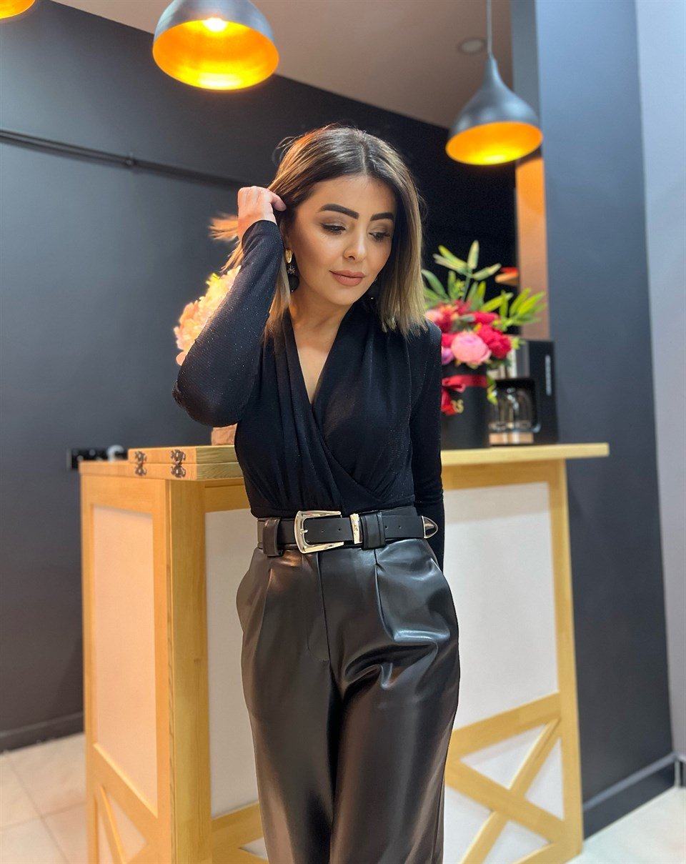 Siyah V Yaka Vatkalı Simli Bluz