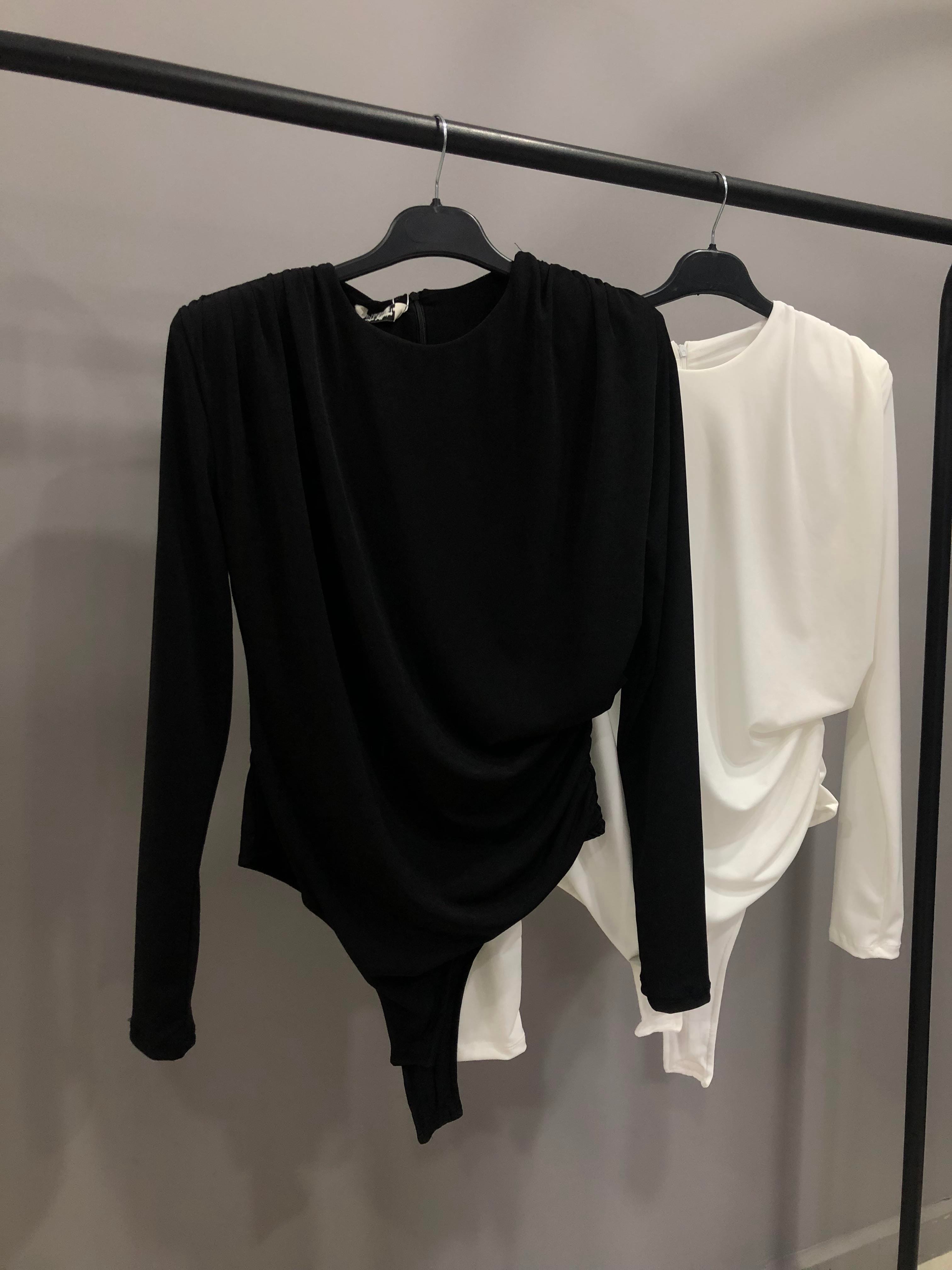 Siyah Vatkalı Drapeli Bodysuit