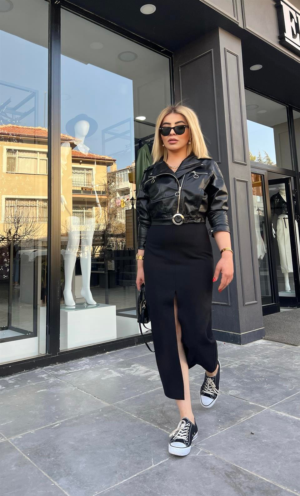Siyah Yırtmaçlı Kalem Etek