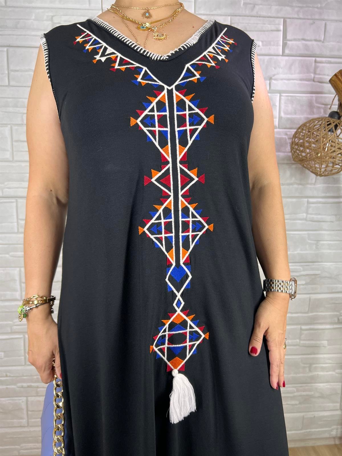 EYZ0025 Siyah Asimetrik Kare Nakışlı Bluz