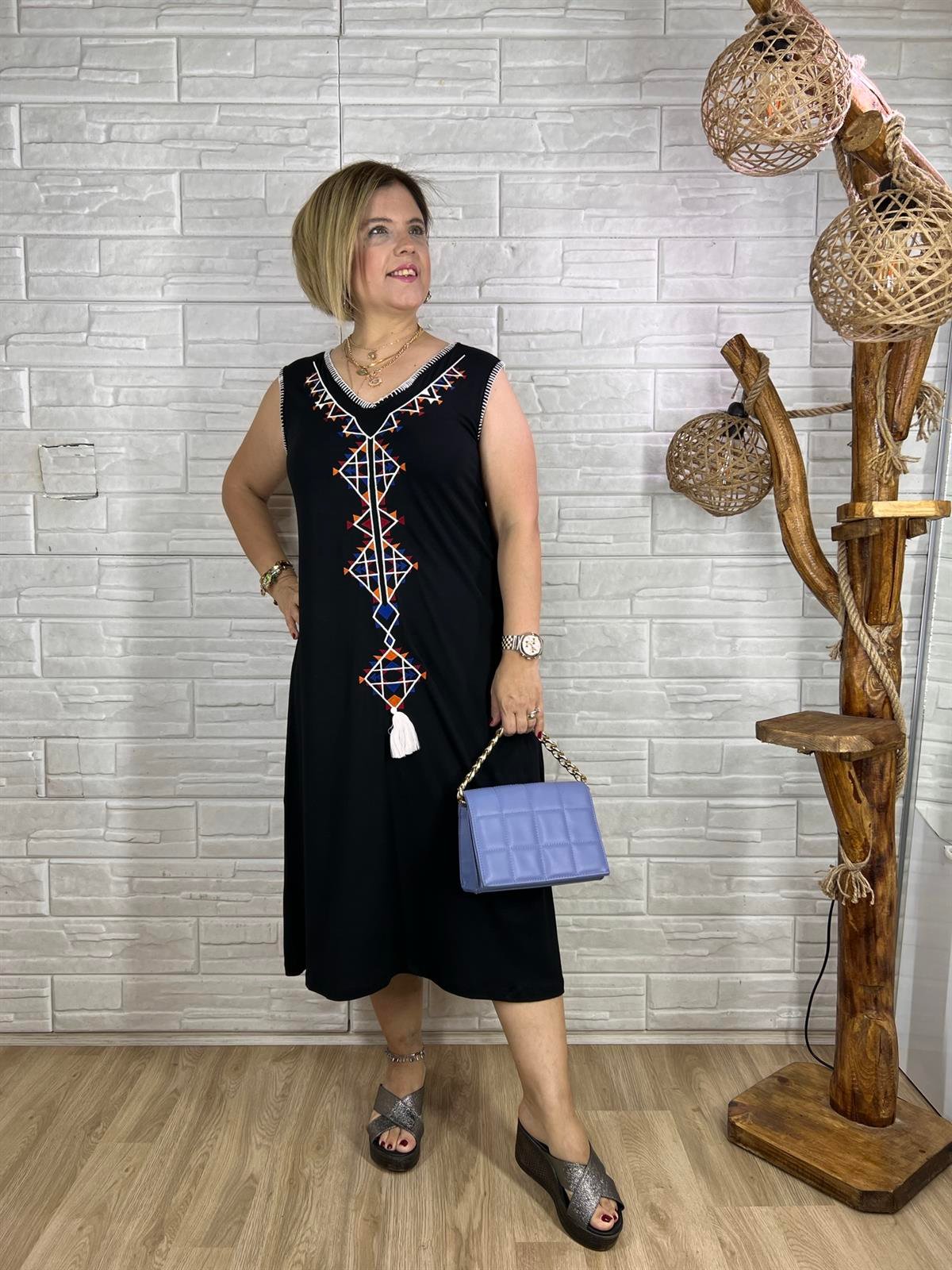 EYZ0025 Siyah Asimetrik Kare Nakışlı Bluz