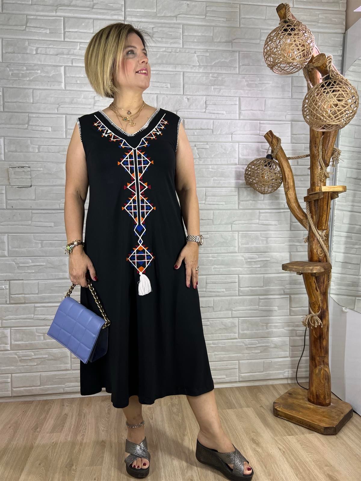 EYZ0025 Siyah Asimetrik Kare Nakışlı Bluz