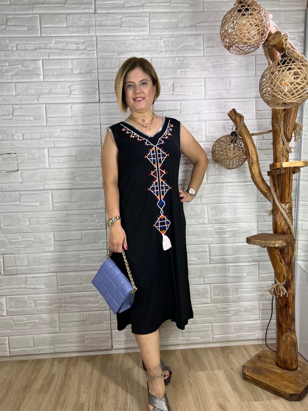 EYZ0025 Siyah Asimetrik Kare Nakışlı Bluz