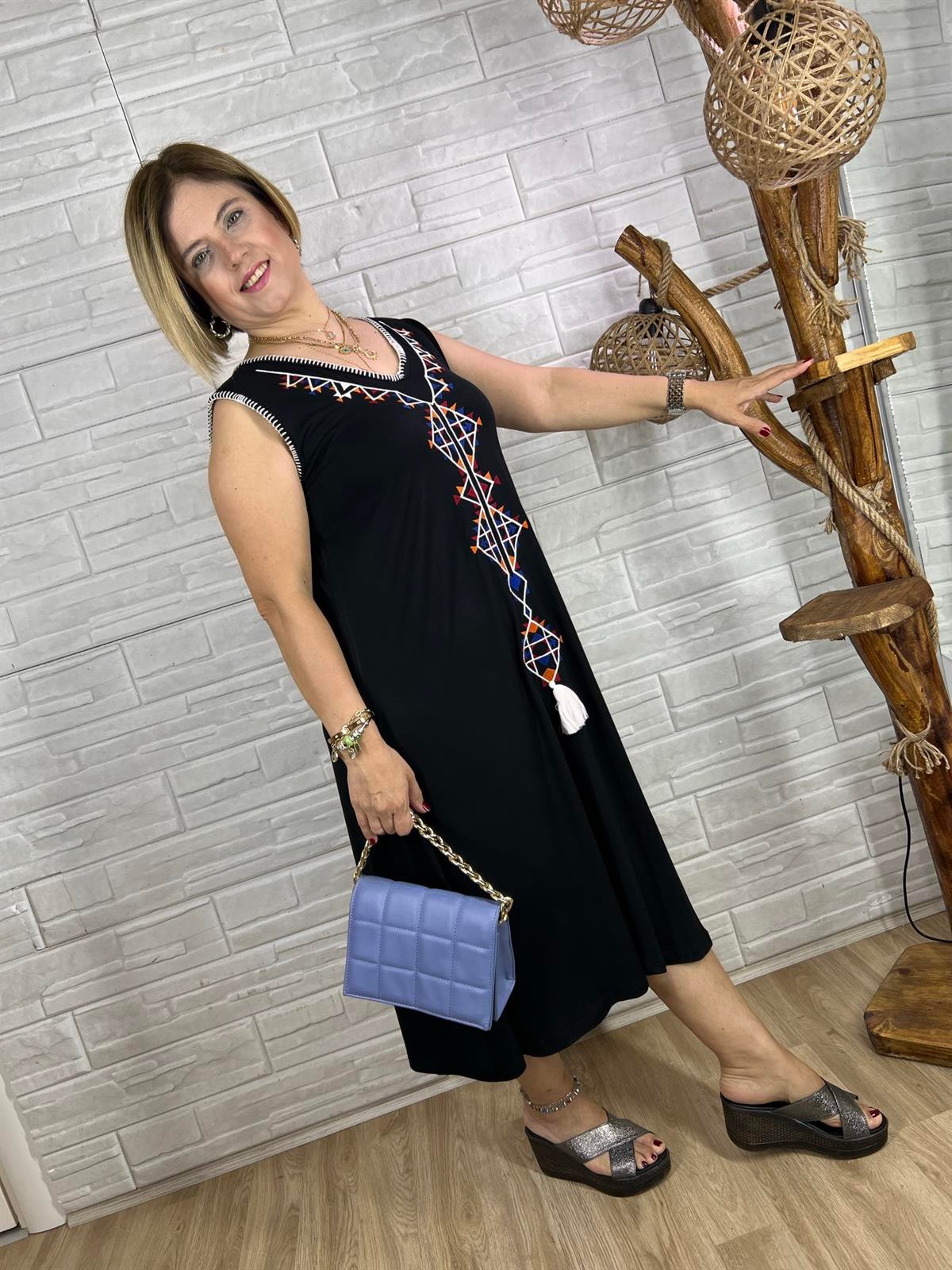 EYZ0025 Siyah Asimetrik Kare Nakışlı Bluz
