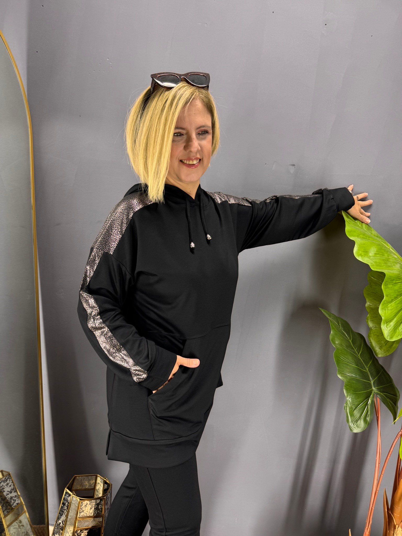 EYZ1032 SİYAH KANGURU CEPLİ GÜMÜŞ DERİ DETAYLI SWEATSHİRT