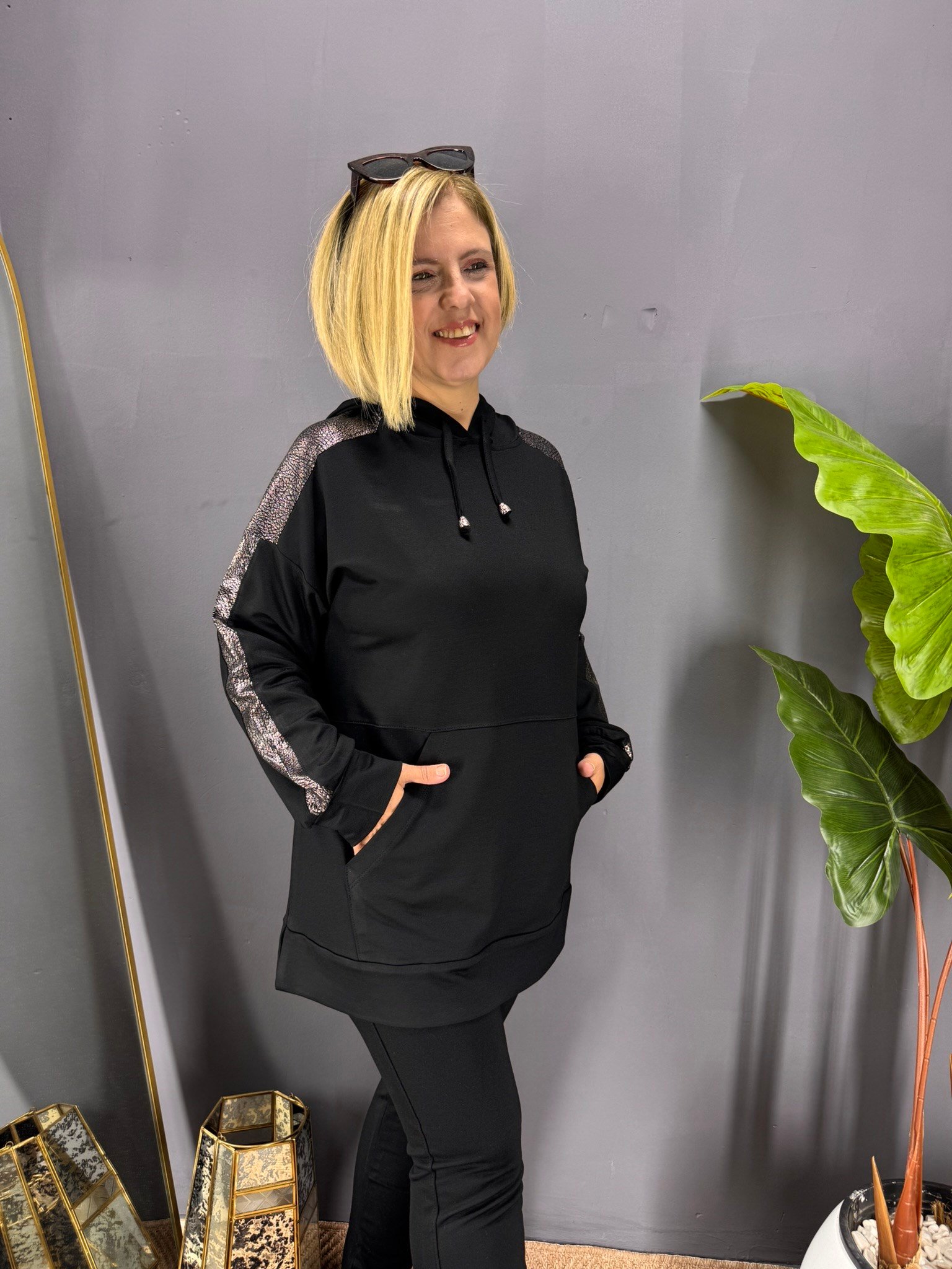 EYZ1032 SİYAH KANGURU CEPLİ GÜMÜŞ DERİ DETAYLI SWEATSHİRT