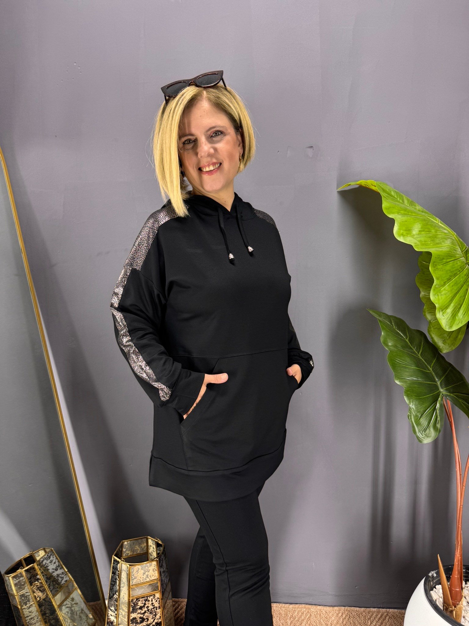 EYZ1032 SİYAH KANGURU CEPLİ GÜMÜŞ DERİ DETAYLI SWEATSHİRT