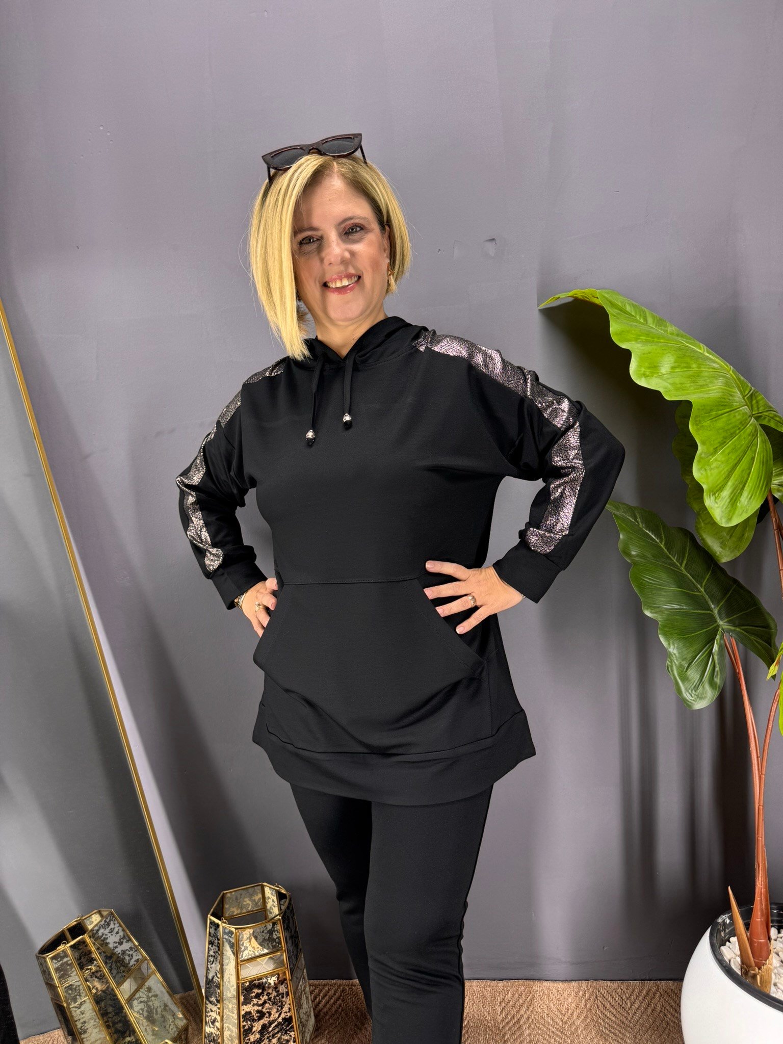EYZ1032 SİYAH KANGURU CEPLİ GÜMÜŞ DERİ DETAYLI SWEATSHİRT
