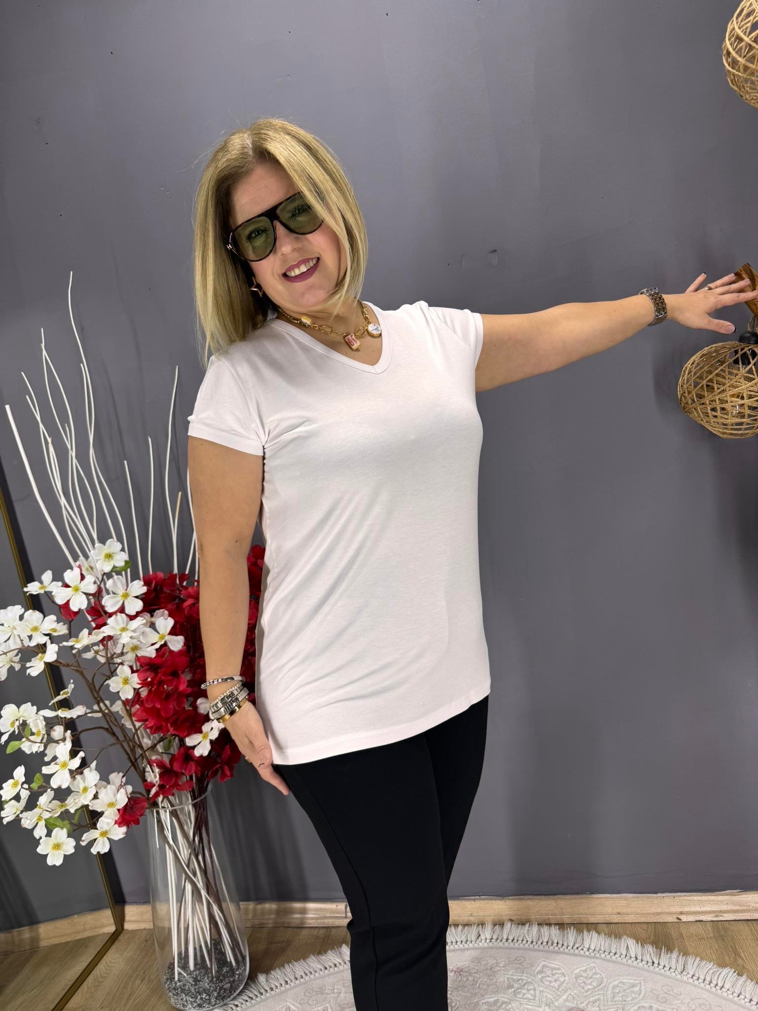 EYZ792 BEYAZ V YAKA BASİC BLUZ