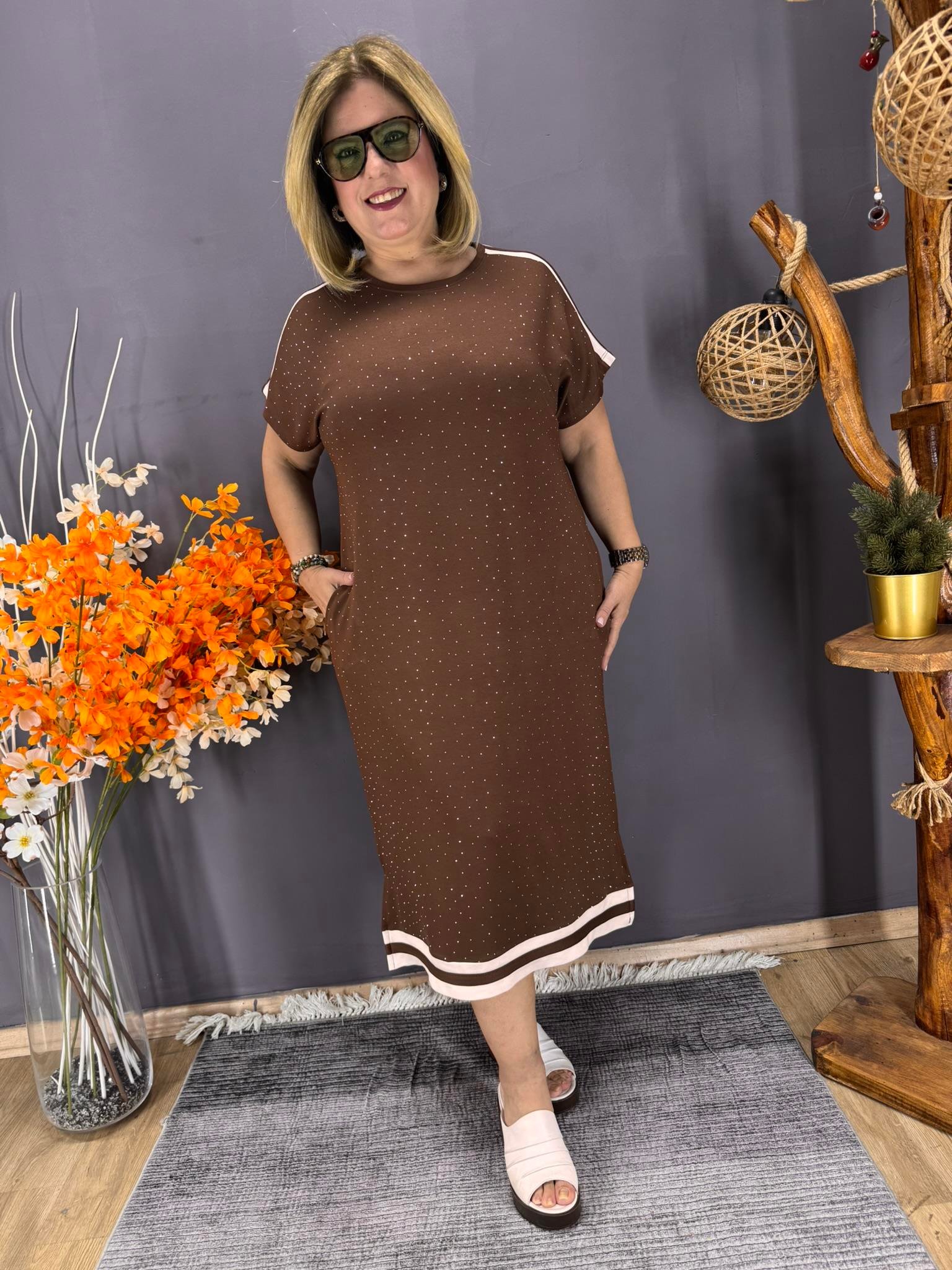 EYZ885 KAHVE TAŞLI VE BEYAZ ŞERİTLİ ELBİSE