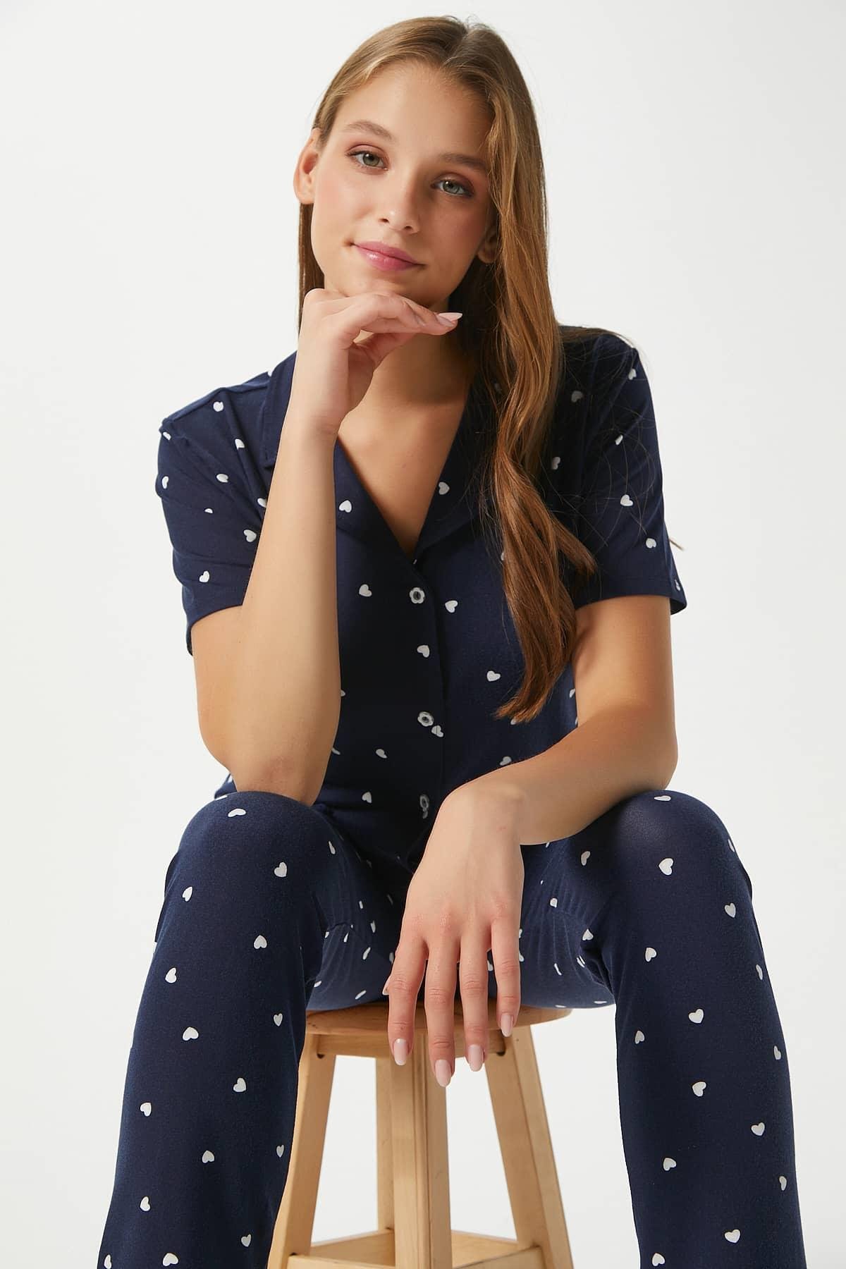 Kadın Mia Yumuşak Doku Lacivert Kalp Desen Ön Düğmeli Kısa Kollu Pijama Takımı