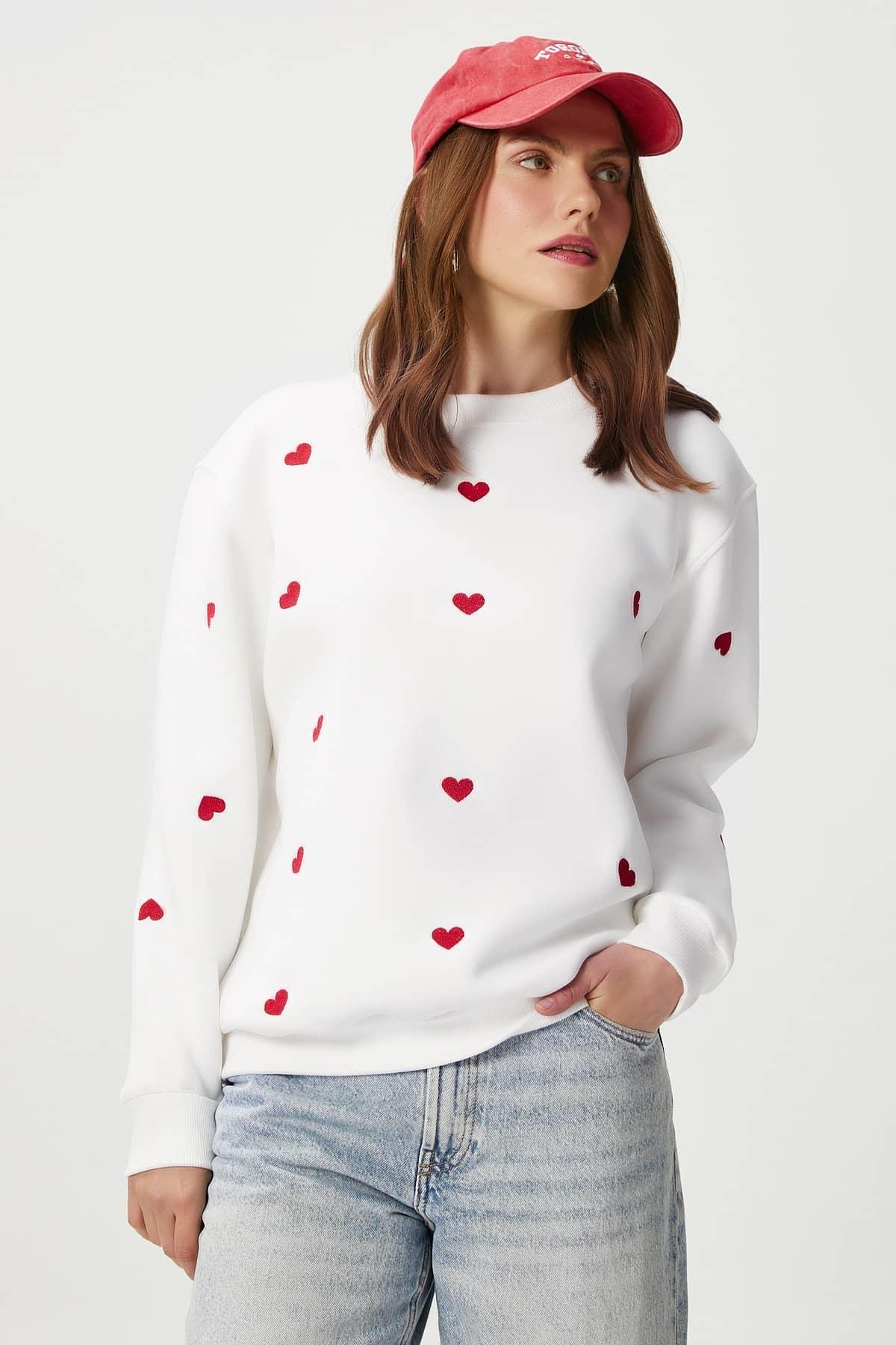 Kadın Pretty Beyaz Kırmızı Minik Kalp Sweatshirt