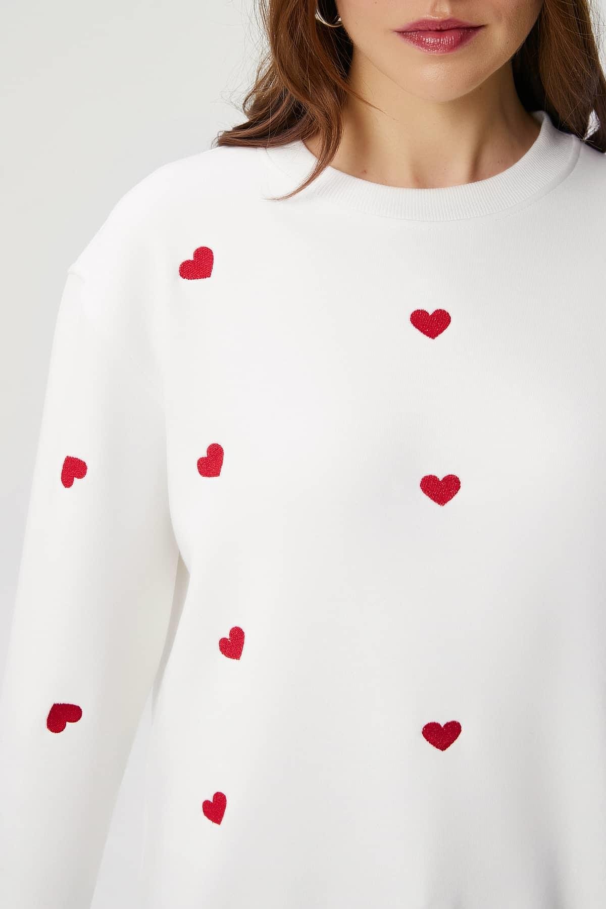 Kadın Pretty Beyaz Kırmızı Minik Kalp Sweatshirt