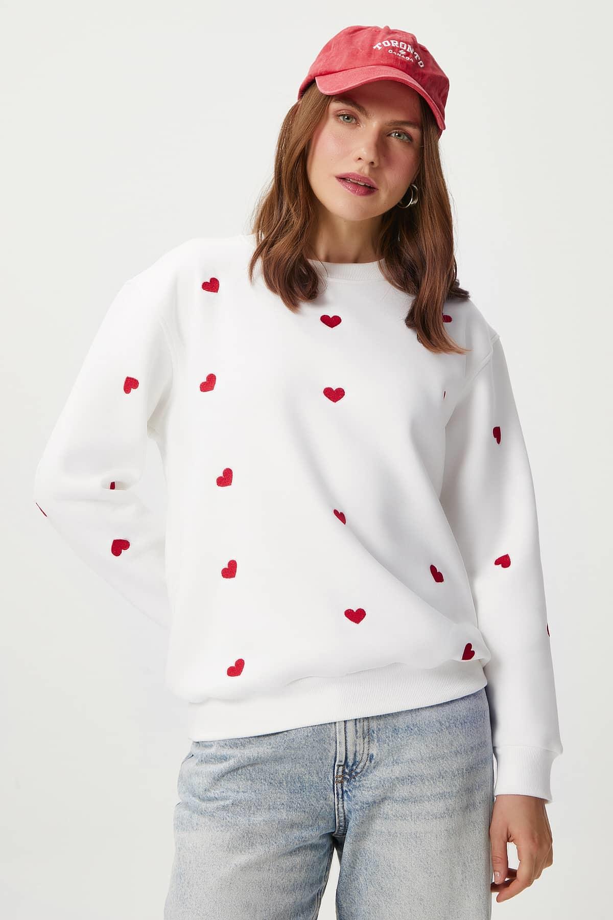 Kadın Pretty Beyaz Kırmızı Minik Kalp Sweatshirt