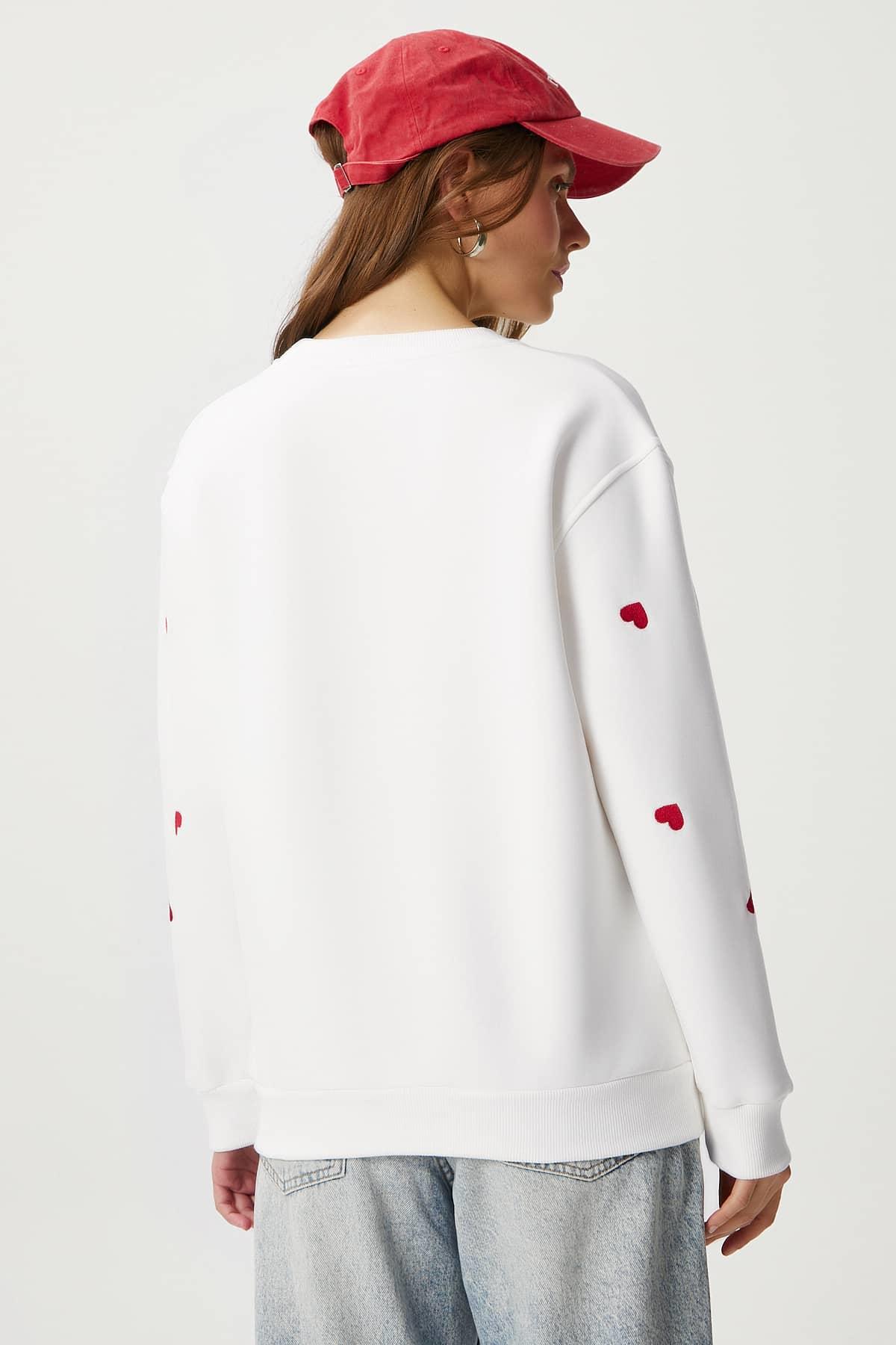 Kadın Pretty Beyaz Kırmızı Minik Kalp Sweatshirt