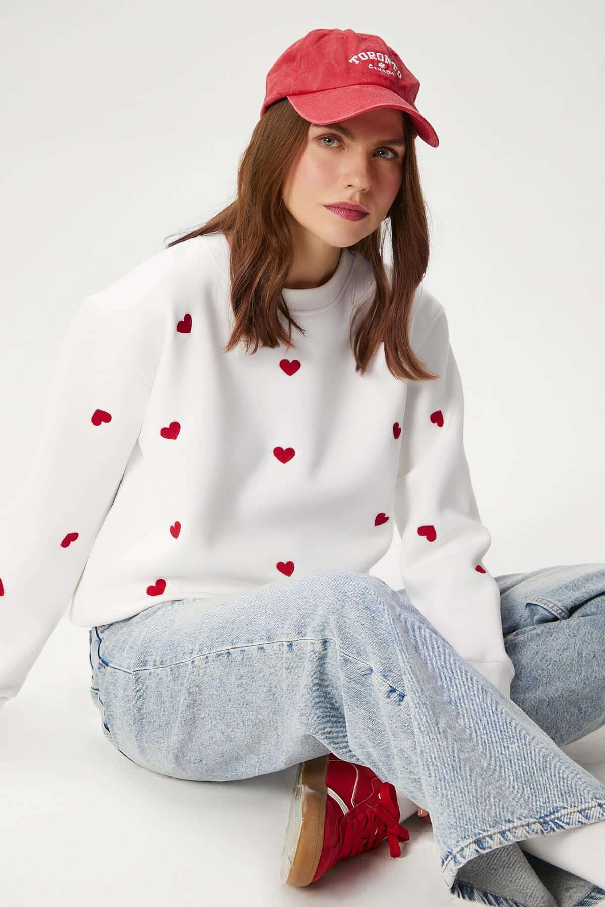 Kadın Pretty Beyaz Kırmızı Minik Kalp Sweatshirt