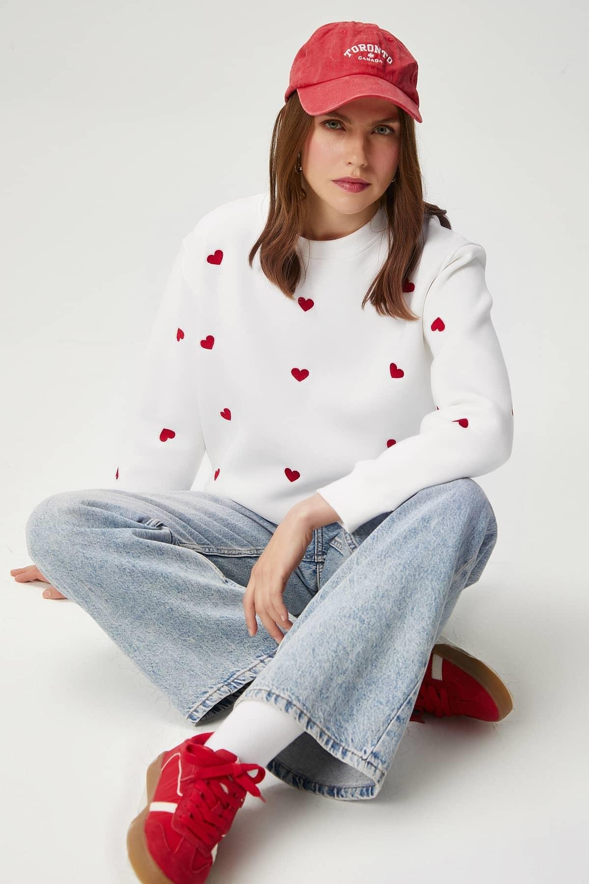 Kadın Pretty Beyaz Kırmızı Minik Kalp Sweatshirt