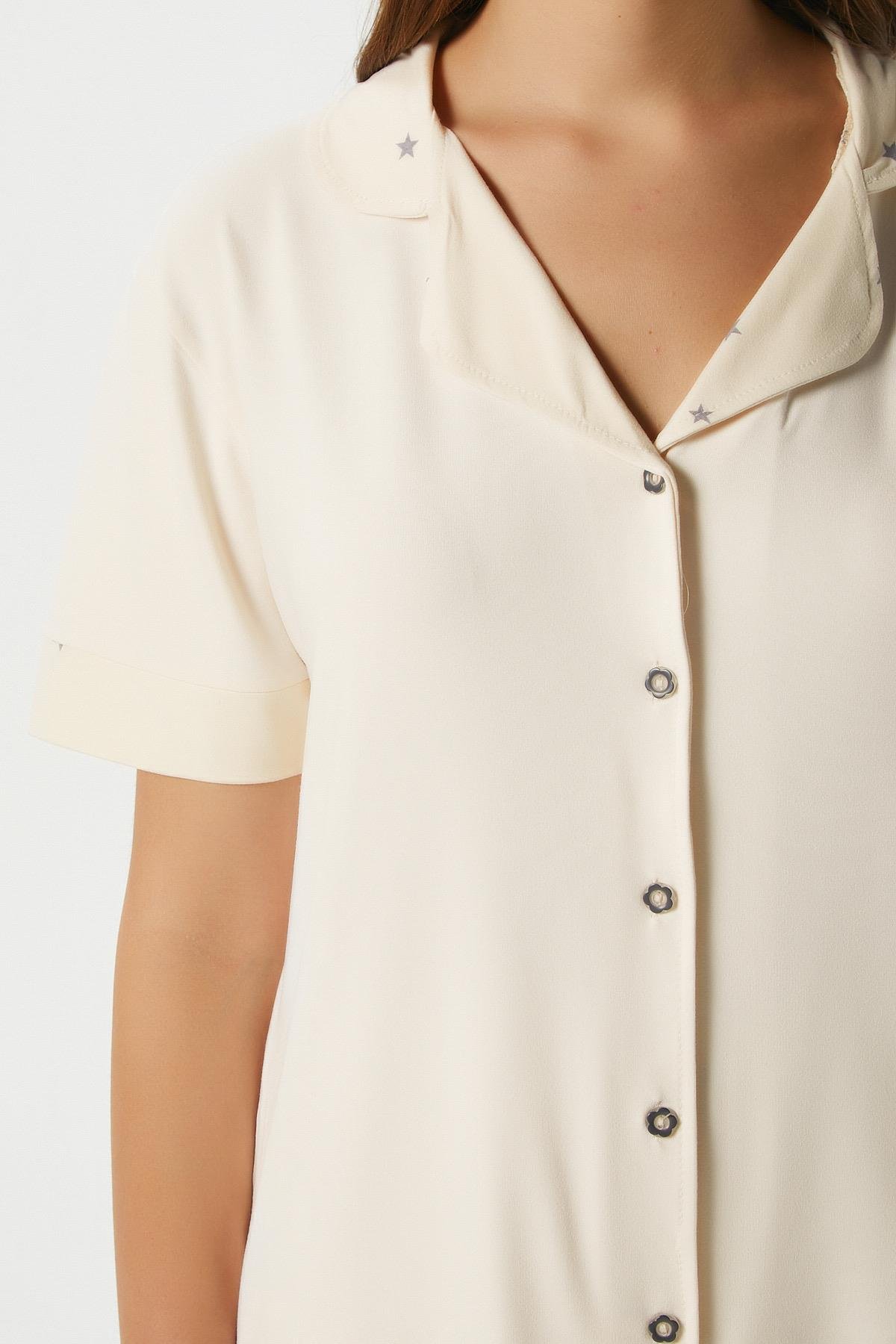 Kadın Star Yumuşak Doku Tereyağ Sarısı Yıldızlı Ön Düğmeli Kısa Kollu Pijama Takımı