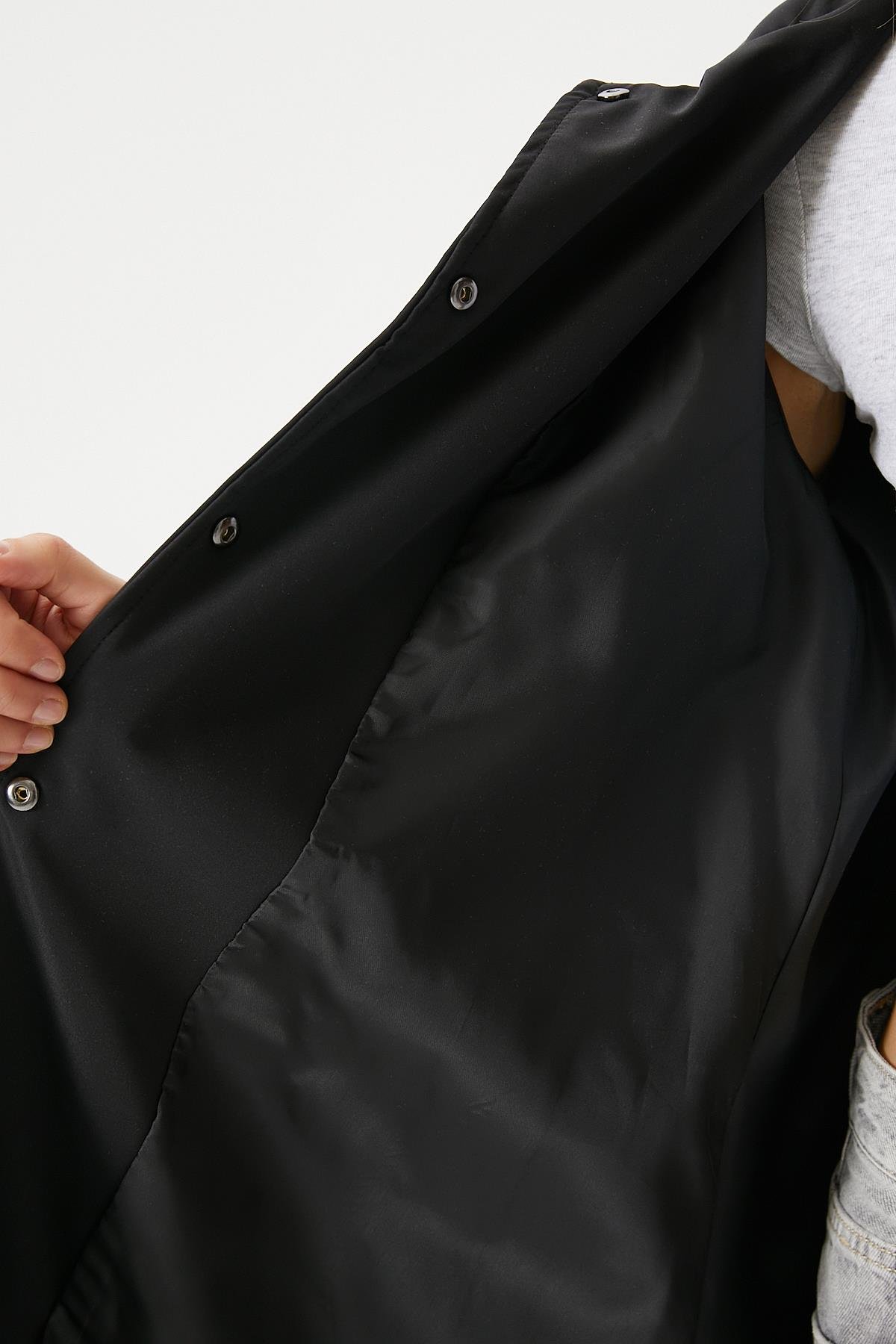 Kadın Trendy Kapüşonlu Çıtçıtlı Siyah Trençkot