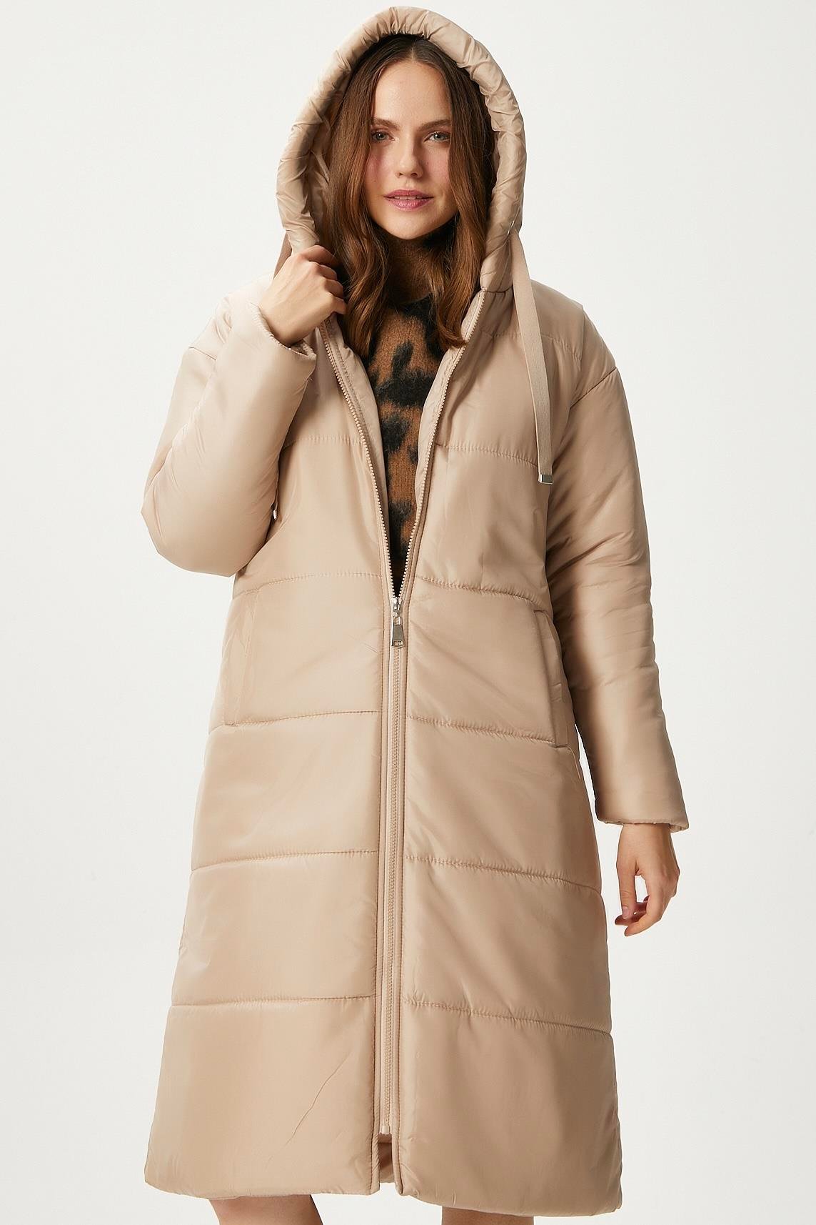 Kadın Warm Bej Kapüşonlu Uzun Şişme Kaban