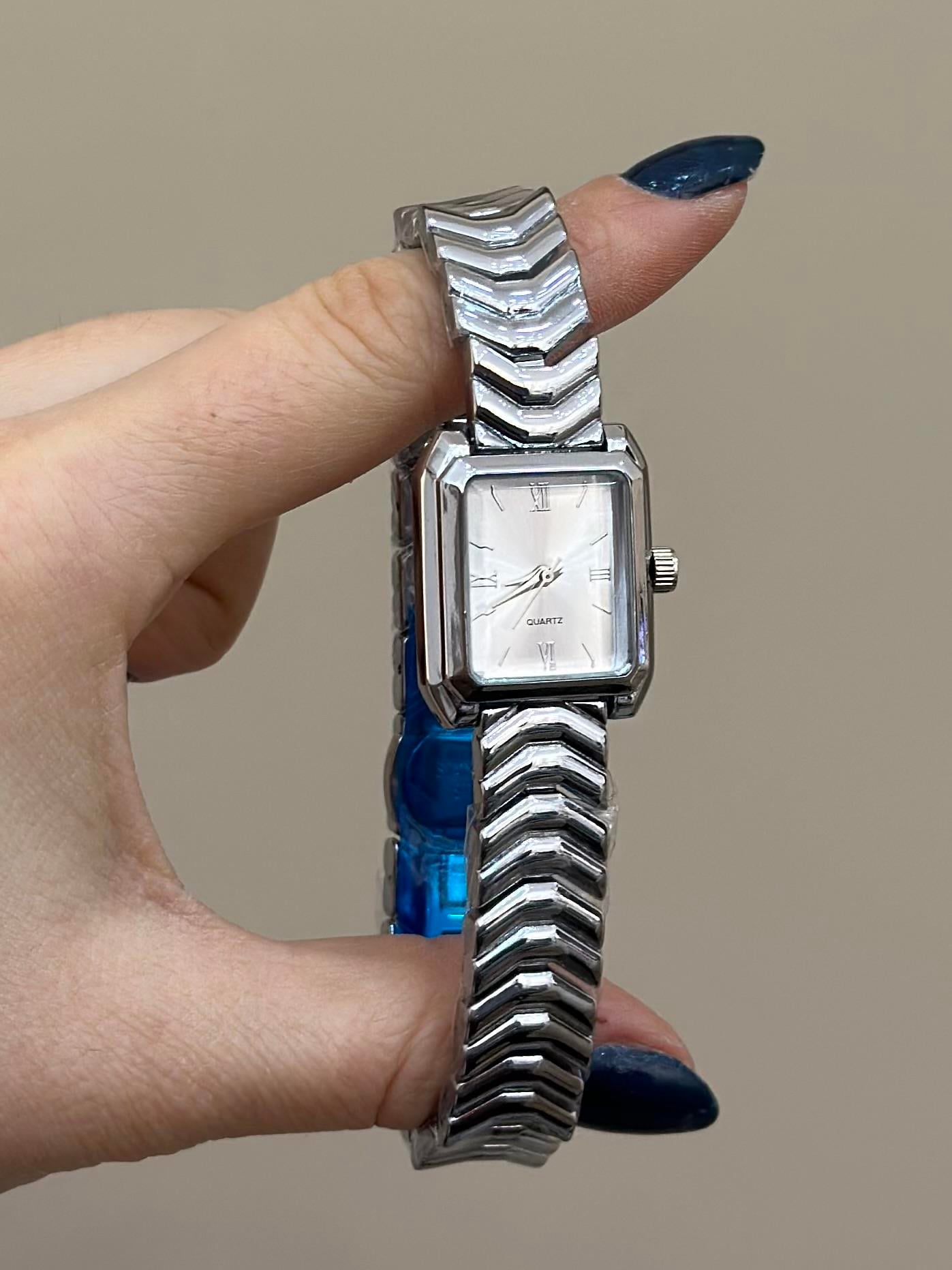 Saat Metal Gümüş Renk 
